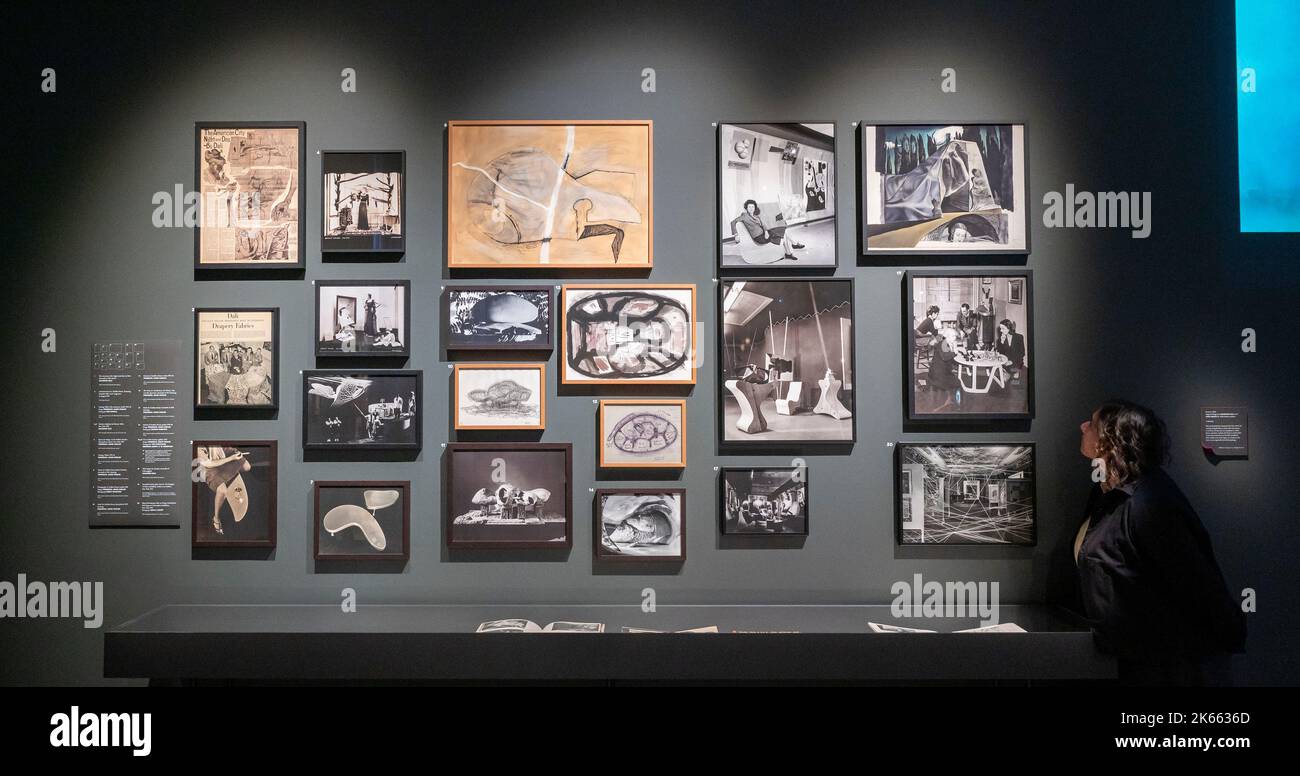 The Design Museum, London, Großbritannien. 11. Oktober 2022. Objects of Desire: Surrealismus und Design 1924 – Today, eröffnet am 14. Oktober im Design Museum in London. Es untersucht die bahnbrechende Surrealismus-Bewegung und wie sie nicht nur Kunst, sondern auch Design revolutionierte: Von dekorativer Kunst und Möbeln bis hin zu Interieurs, Mode, Fotografie und Film. Es ist das erste Mal, dass das Design Museum in einer großen Ausstellung die Beziehung zwischen bildender Kunst und Design in diesem Maßstab untersucht. Bild: Wand aus Werbung, Fotografien, Filmdesigns und Studien. Quelle: Malcolm Park/Alamy Live News Stockfoto