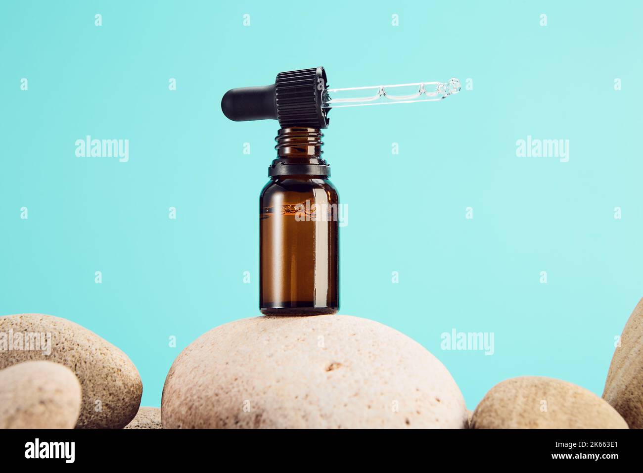 Naturarzneimittel in Glasfläschchen auf Steinen. Stockfoto