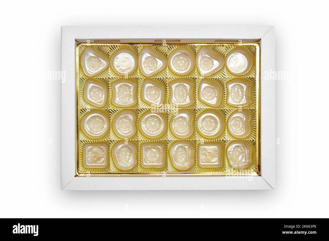 Leere Süßigkeitenkiste auf weißem Hintergrund. Goldenes Tablett für Süßigkeiten und Süßwaren. Stockfoto