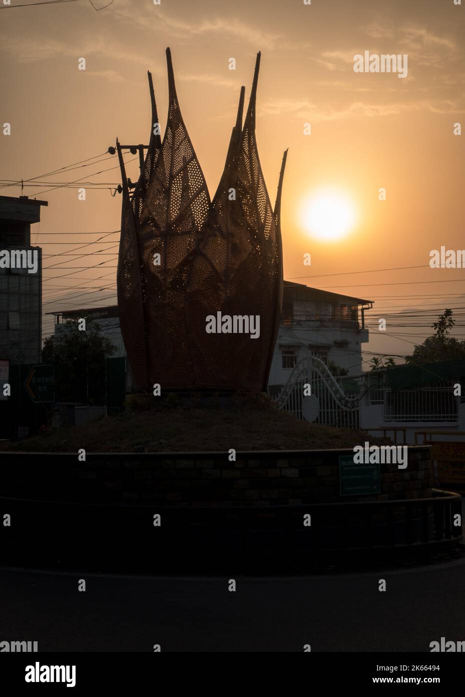 Mai 16. 2022 Dehradun Uttarakhand Indien. Eine aus Kupfer hergestellte Brahmakamal-Statue rotierend gegen eine Morgensonne auf der Rajpur-Straße. Stockfoto