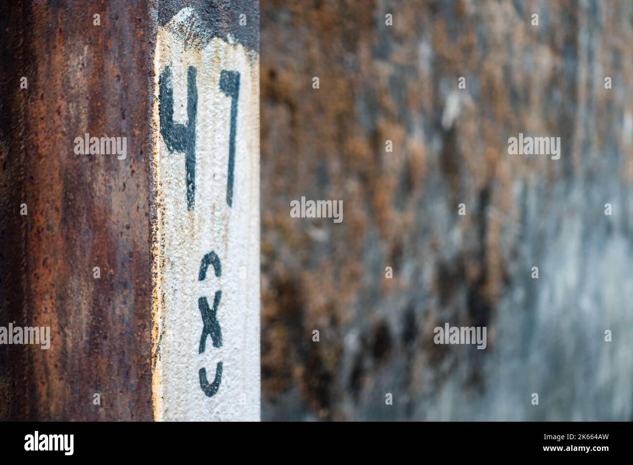7.. April 2021, Dehradun Indien. Die Nummer 47 steht auf einer alten Wand mit unscharf geschriebenem Hintergrund. Stockfoto