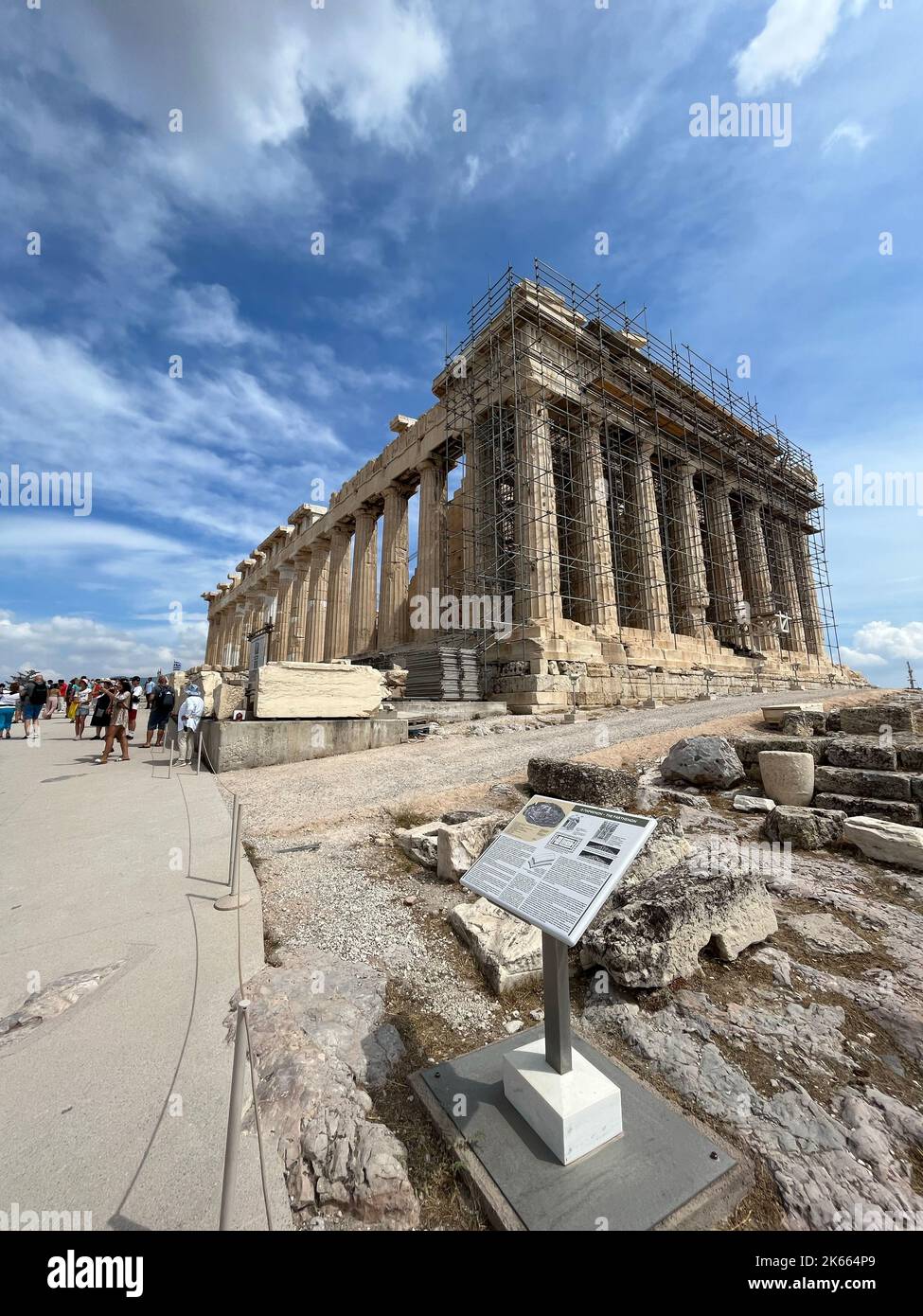 Eine vertikale Aufnahme des Parthenon-Tempels auf der athenischen Akropolis, Griechenland, bei Tageslicht Stockfoto