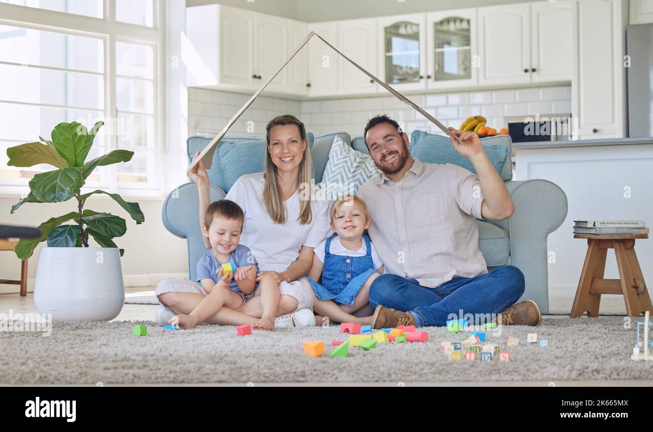 Versicherungen sind wichtig. Stellen Sie sicher, dass Ihre Familie abgedeckt ist. Schließen Sie noch heute eine Versicherung ab, um sich beruhigt zu sein. Die rechte Abdeckung hält ein Dach über Stockfoto