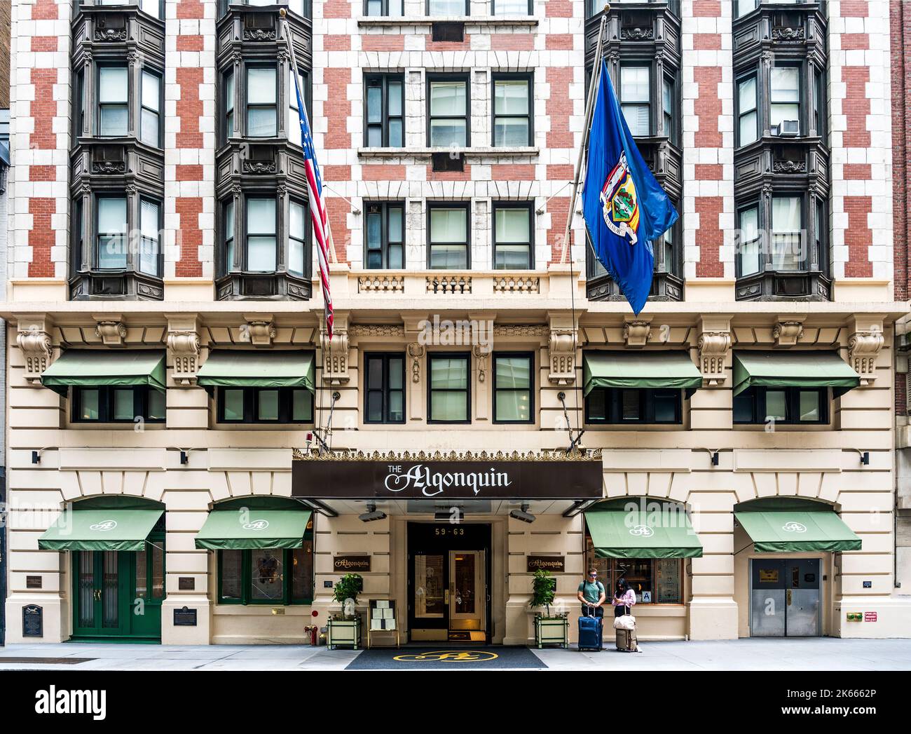 façade des Algonquin Hotels, eines historischen amerikanischen Hotels aus dem Jahr 1902, an dem die täglichen Treffen des Algonquin Round Table, Manhattan, Nwe York, stattfinden Stockfoto
