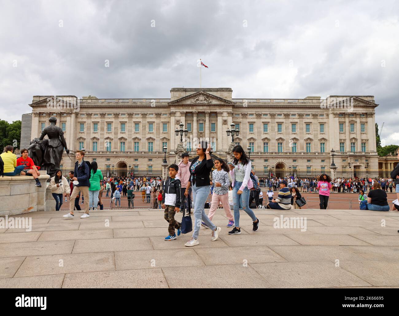 28 7 2022: Einheimische und ausländische Besucher fotografieren vor dem Buckingham Palace. London Stockfoto