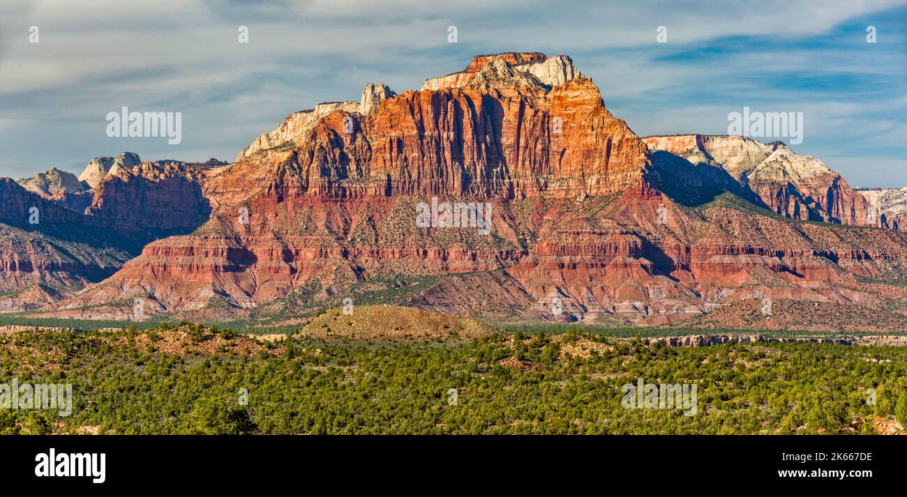 Mount Kinesava, Westtempel dahinter, im Zion National Park, Blick von der Smithsonian Butte Road, Canaan Mountain Wilderness, Utah, USA Stockfoto