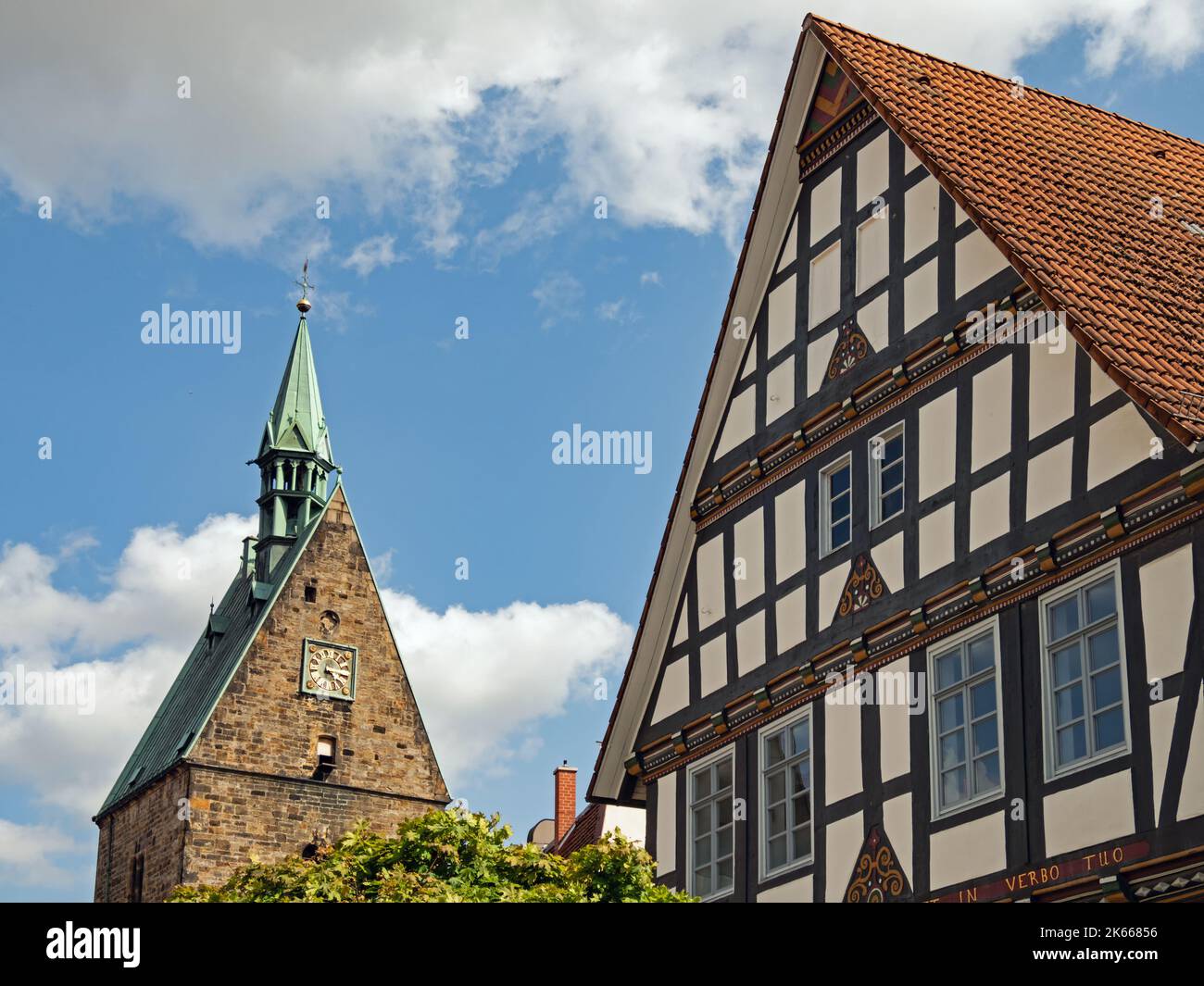 Historisches Fachwerkhaus und St. Martini-Kirche in der Altstadt von Stadthagen, Niedersachsen, Deutschland Stockfoto