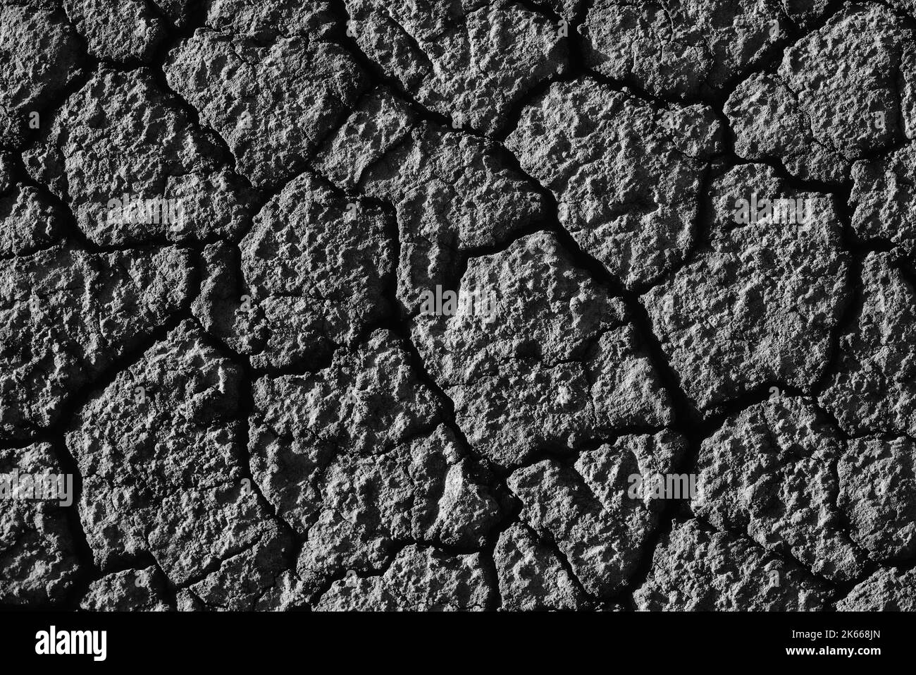 Wüste. Blick auf wunderschöne Risse im Boden. Textur, tiefer Riss. Auswirkungen von Hitze und Dürre. Auswirkungen der globalen Erwärmung. Zerbrochene Wüste Stockfoto