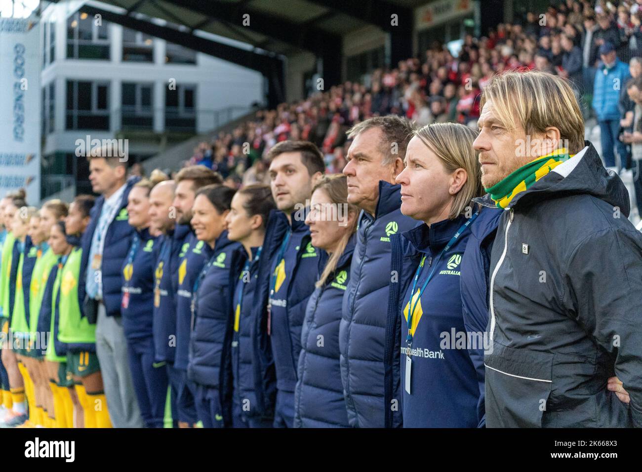 Viborg, Dänemark. 11. Oktober 2022. Cheftrainer Tony Gustavsson (R) aus Australien vor dem Fußballfreund zwischen Dänemark und Australien im Viborg Stadion in Viborg gesehen. (Foto: Gonzales Photo/Alamy Live News Stockfoto