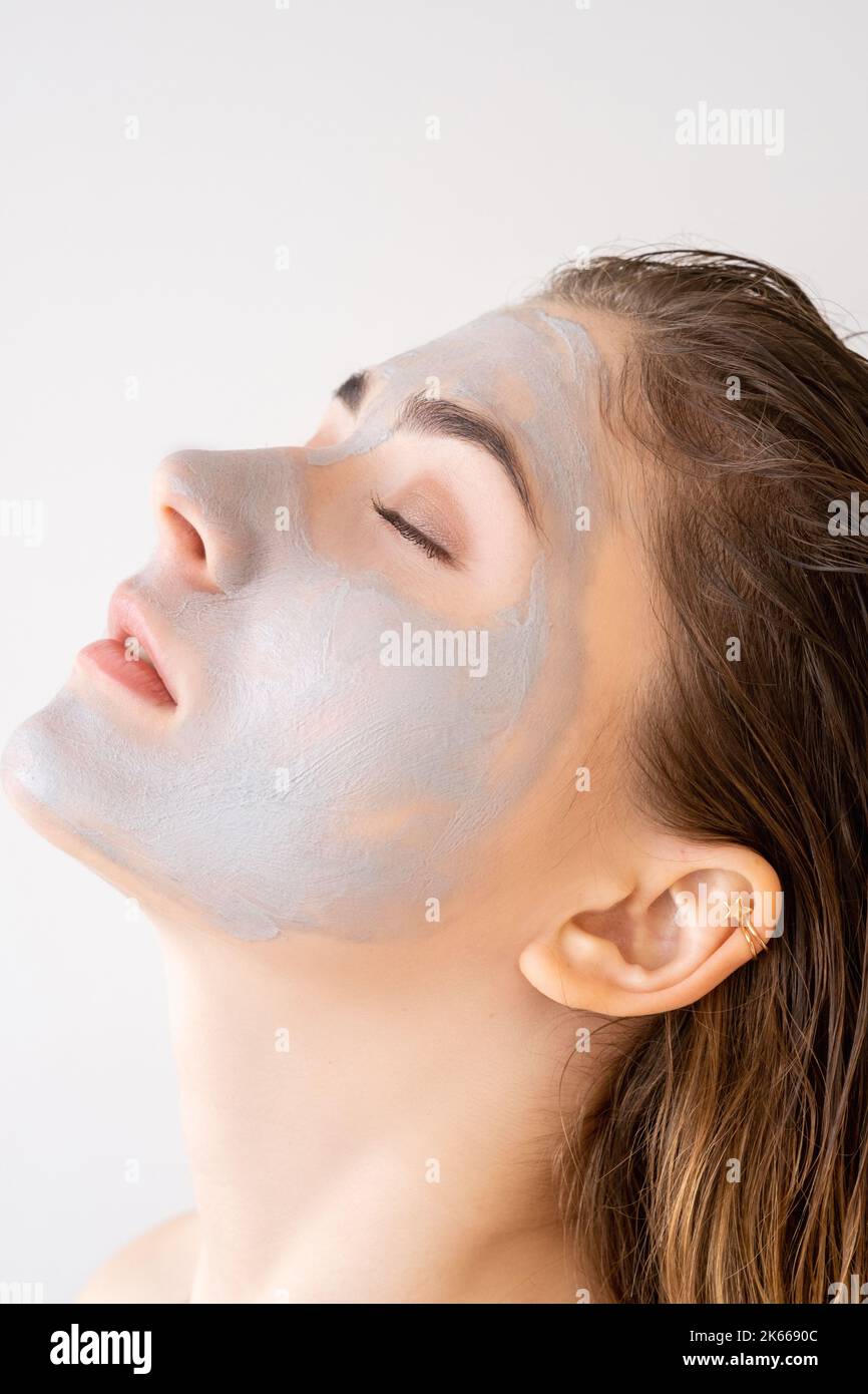 Gesichtspflege Kosmetik Frau in Tonmaske Stockfoto