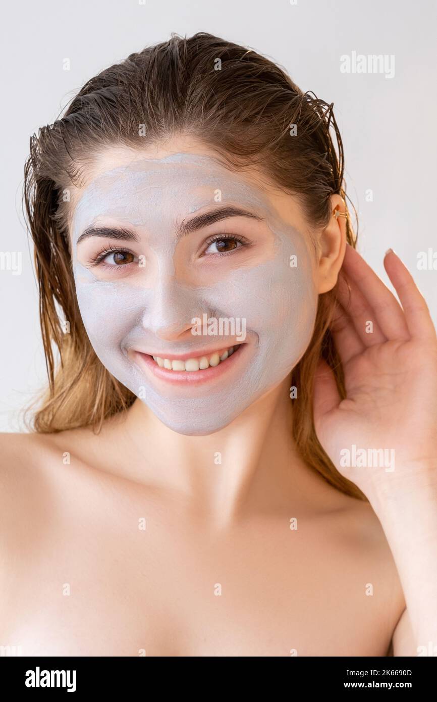 Schönheitspflege Hautbehandlung Frau Tonmaske auf Gesicht Stockfoto