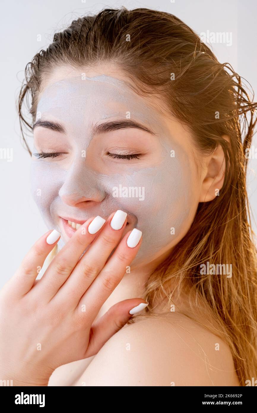 Gesichtsbehandlung Frau trägt Mineralclay Maske Stockfoto