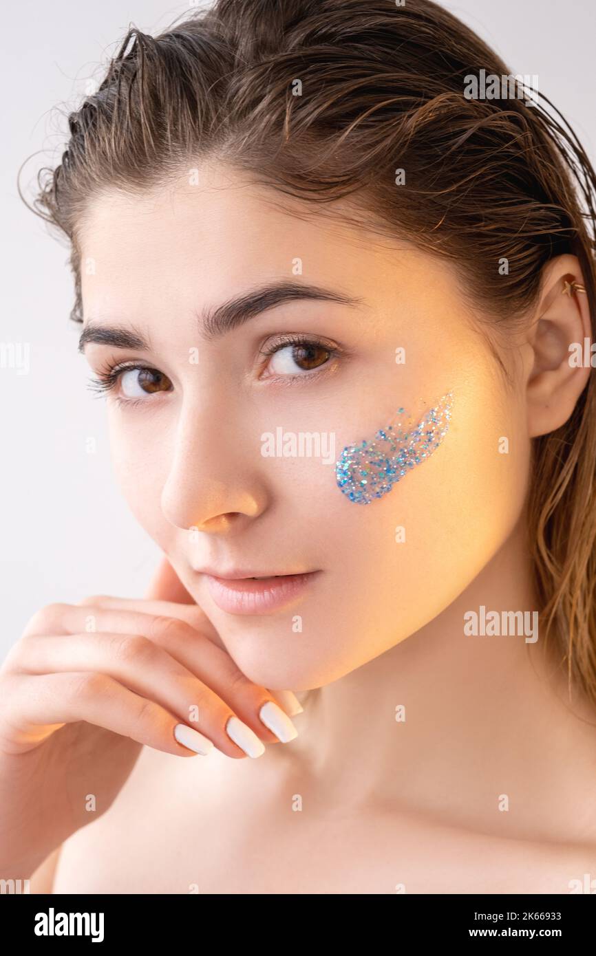 Hautpflege Behandlung Frau mit Peeling Reiniger Stockfoto