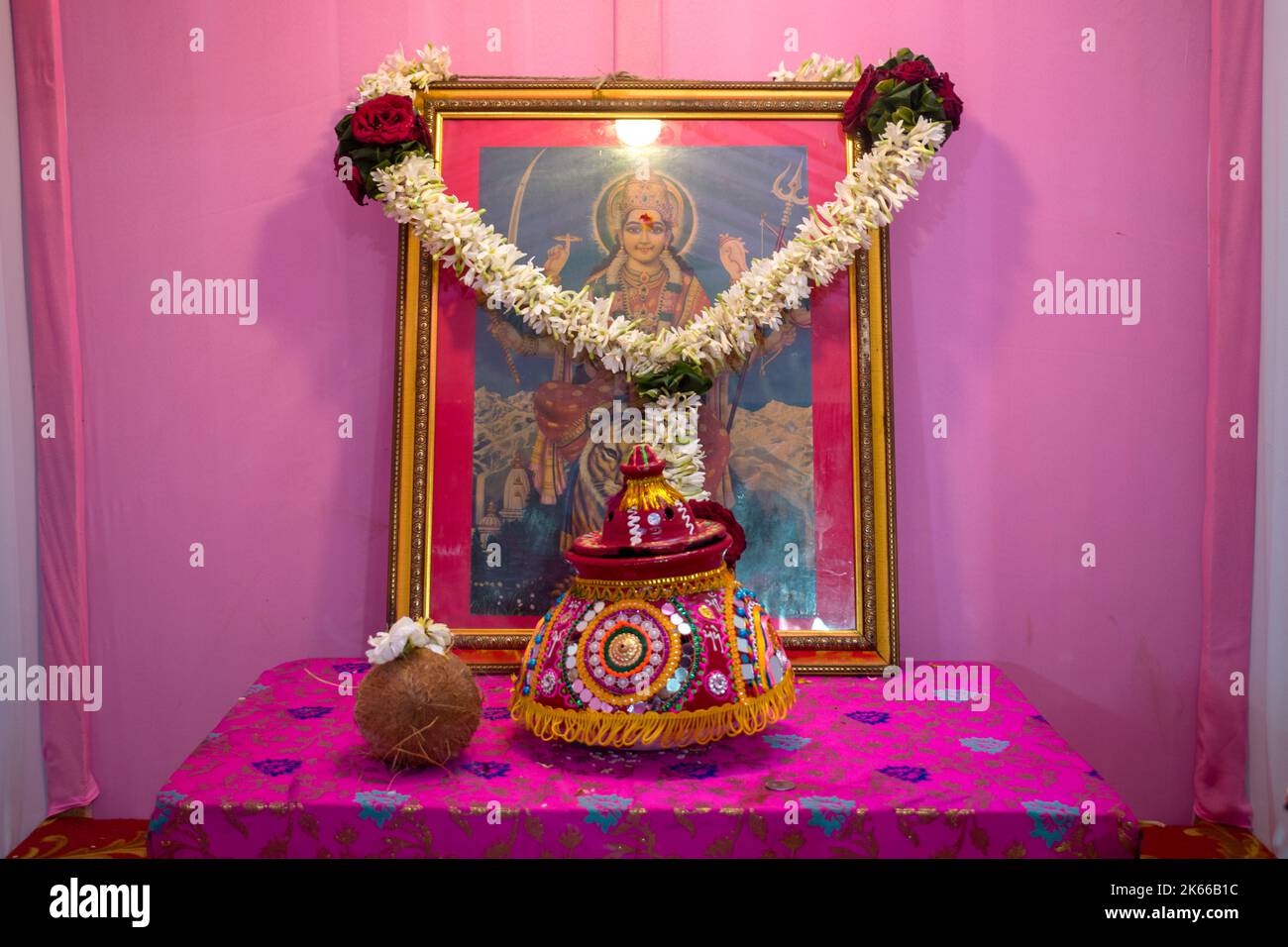 Ein schönes Foto von Maa Durga, das in einem Tempel in Mumbai für das verheißungsvolle indische Fest von Navratri verehrt wird Stockfoto