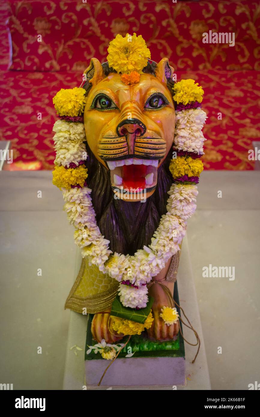 Lion, der Vahan von Maa Durga, der in einem Tempel in Mumbai für das verheißungsvolle indische Fest von Navratri verehrt wird Stockfoto