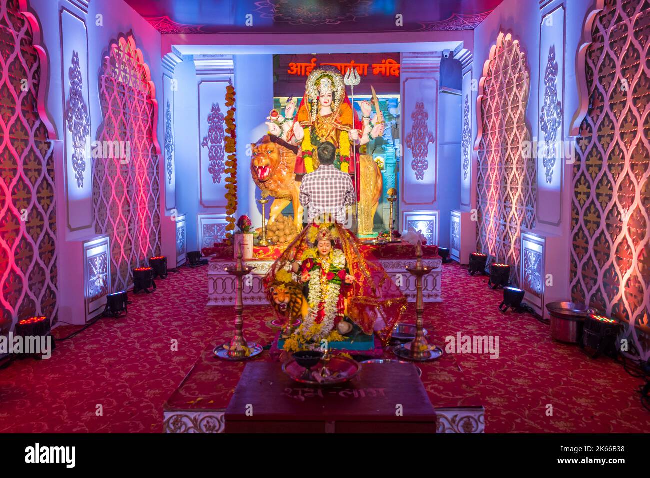 Ein Mann, der vor einem Idol von Maa Durga in einem mandal in Mumbai für das verheißungsvolle indische Fest von Navratri betet Stockfoto