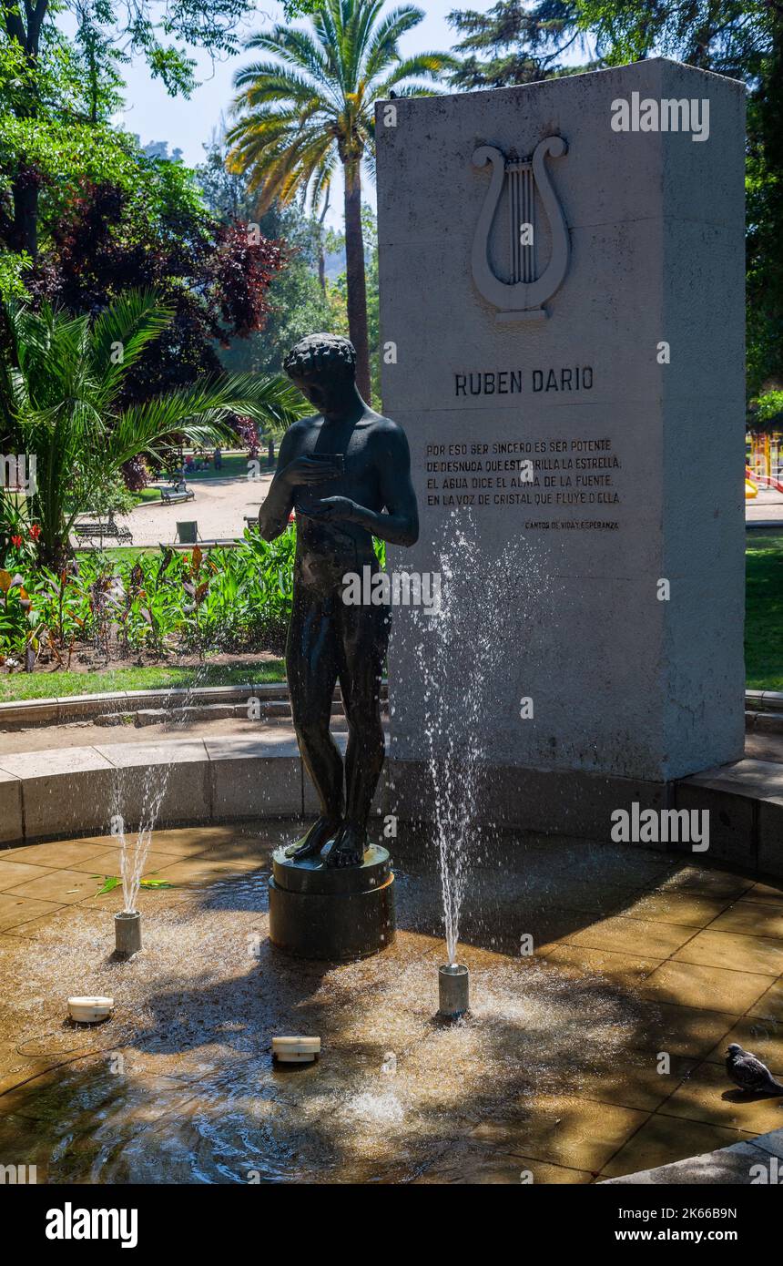 Eine vertikale Aufnahme des Ruben Dario-Denkmals und Brunnens in einem Park in Santiago do Chile Stockfoto