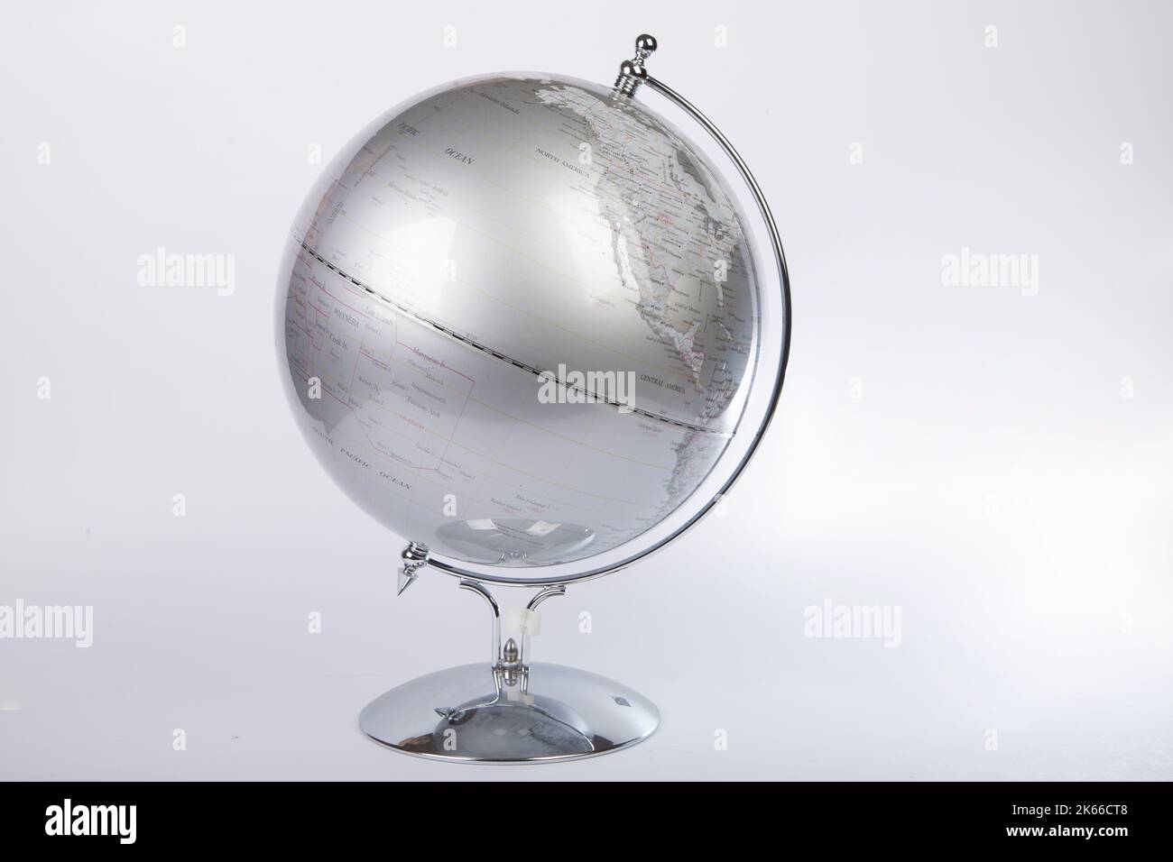 Ein silberner Welt-Atlas-Globus, isoliert auf grauem Hintergrund Stockfoto