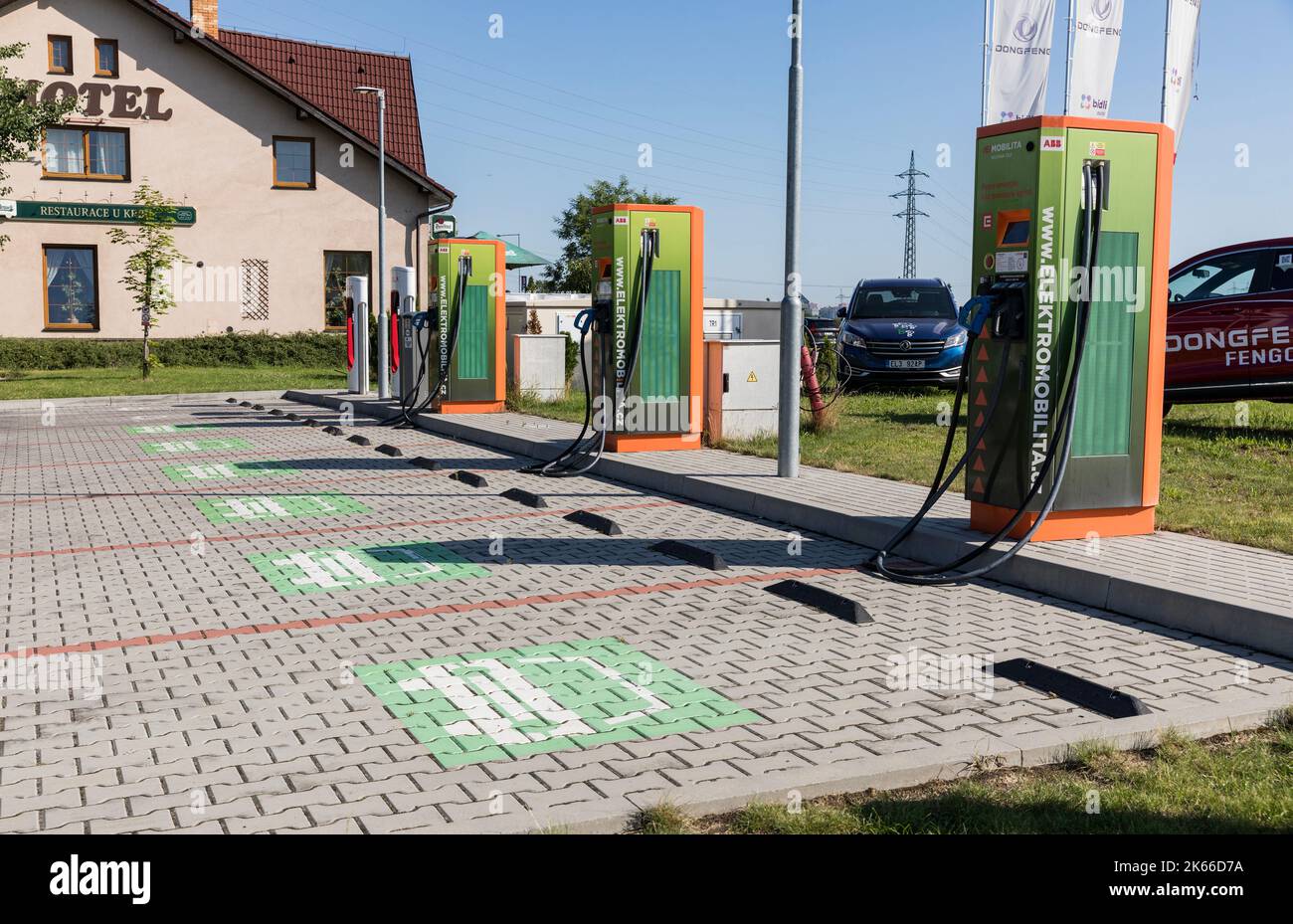 VESTEC, TSCHECHISCHE REPUBLIK - 19. JULI 2022.Kompressor Tesla Station. Kompressor-Ladestation für Elektromobile. Tesla Autos parken am Tesla Sup Stockfoto