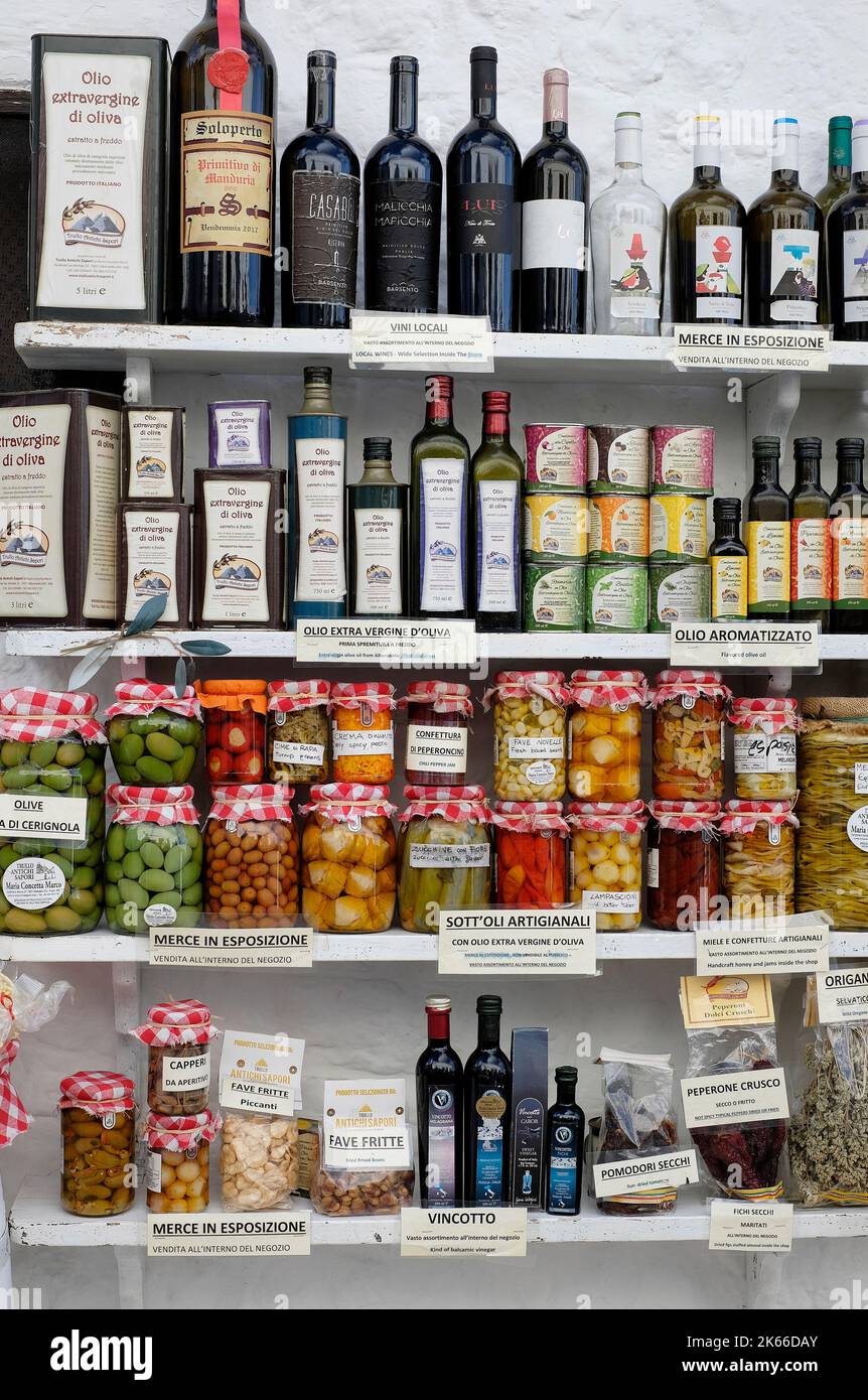 Olivenöl, Wein, Früchte in Gläsern außerhalb Lebensmittelgeschäft, alberobello, apulien, süditalien Stockfoto