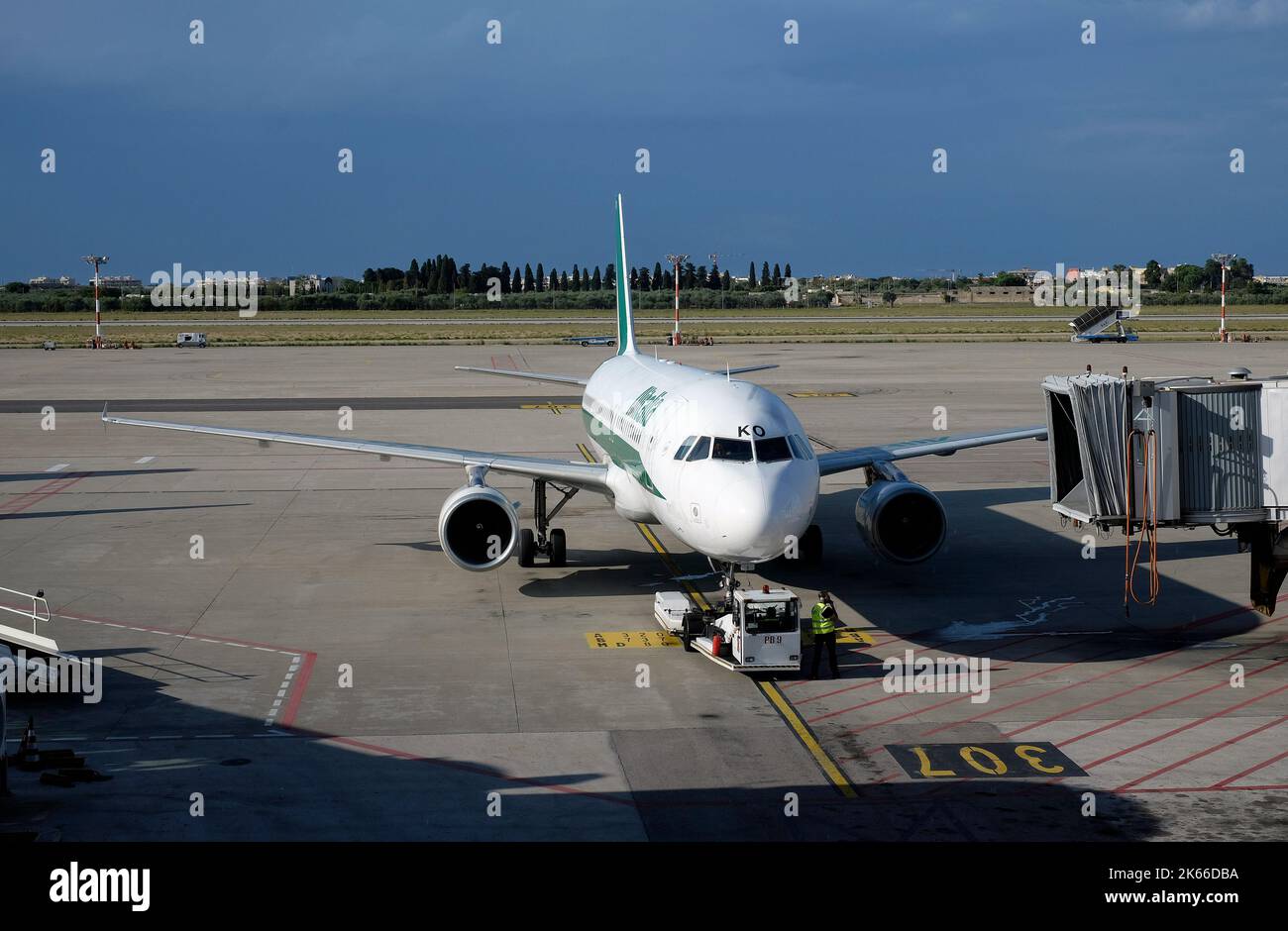 Flugzeuge auf Asphalt, internationaler Flughafen bari, apulien, süditalien Stockfoto