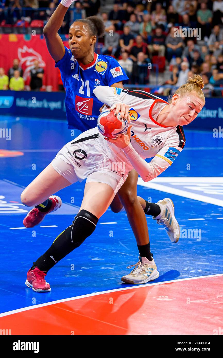 Nancy, Frankreich. 02. Oktober 2022. Handball, Frauen: Frankreich - Deutschland international Orlane Kanor (Frankreich), Meike Schmelzer (Deutschland) Quelle: Marco Wolf/dpa/Alamy Live News Stockfoto