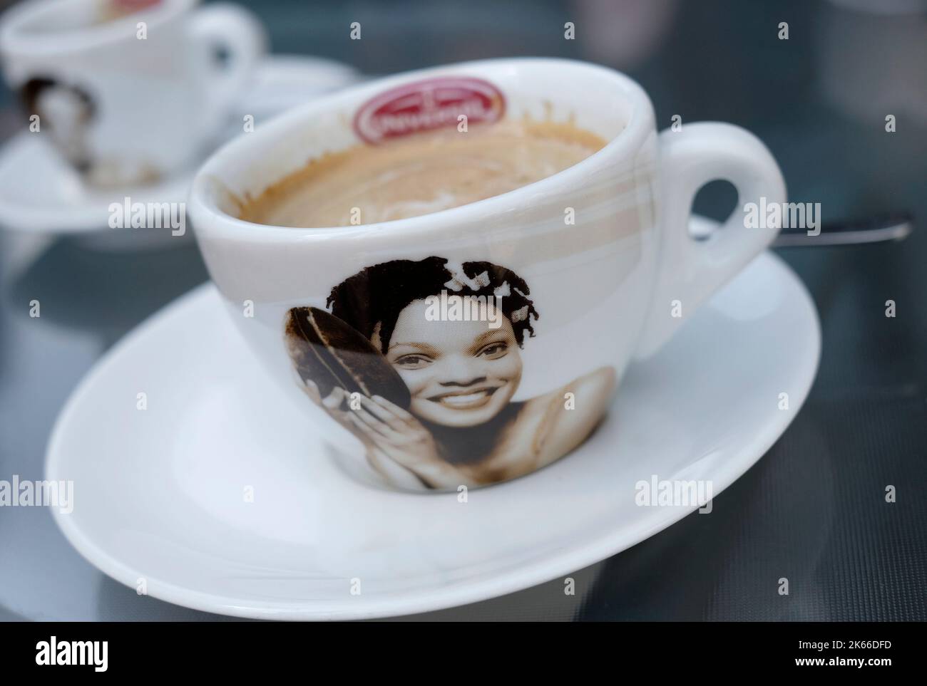 Kaffeetasse mit Gesicht der Frau, alberobello, apulien, süditalien Stockfoto