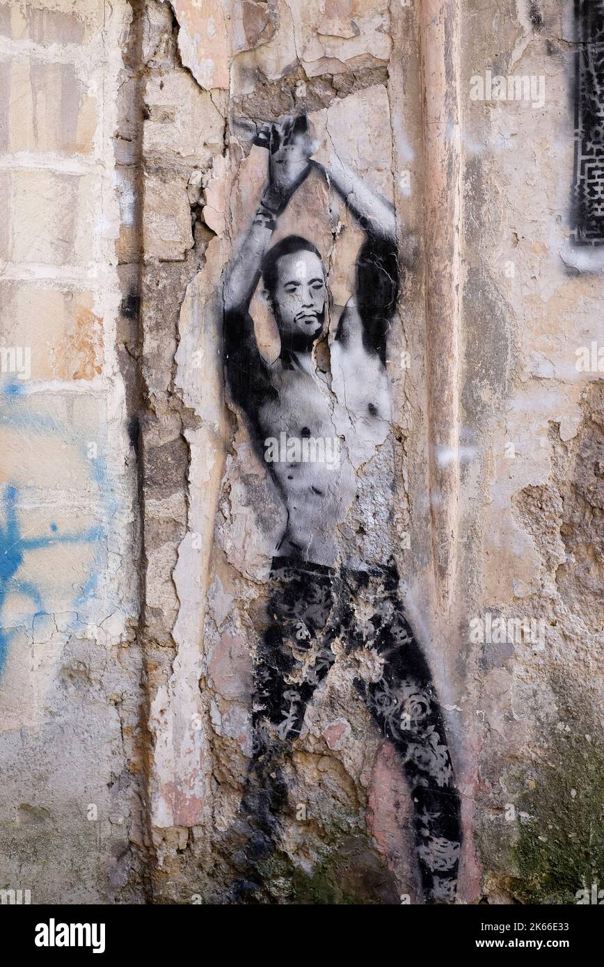 Graffiti eines halbnackten Mannes an der Hauswand, taranto, apulien, süditalien Stockfoto