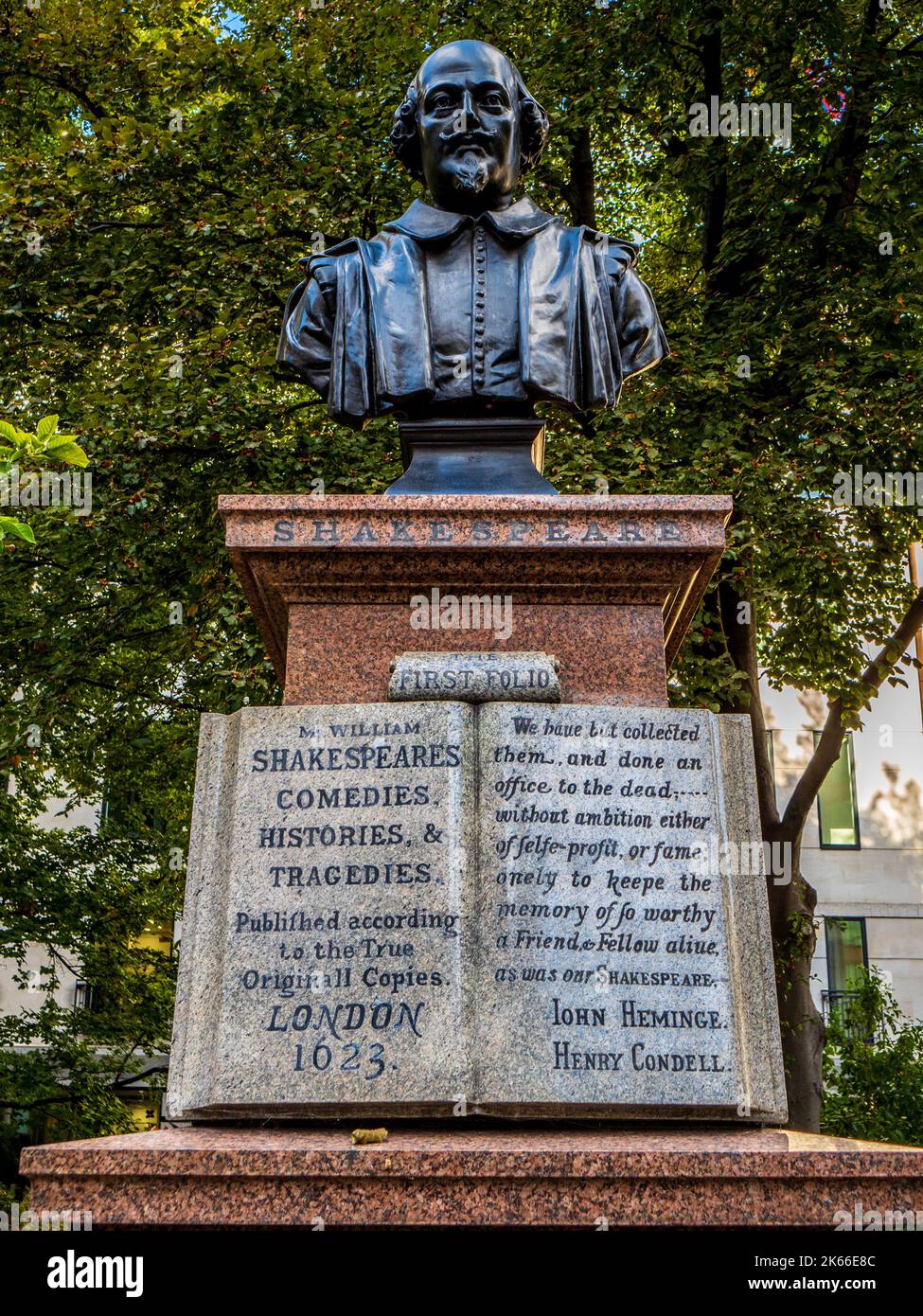 William Shakespeare Büste in der Aldermanbury Garden Love Lane in der City of London an einem Denkmal für John Hemains und Henry Condell, die ersten Folio-Herausgeber. Stockfoto
