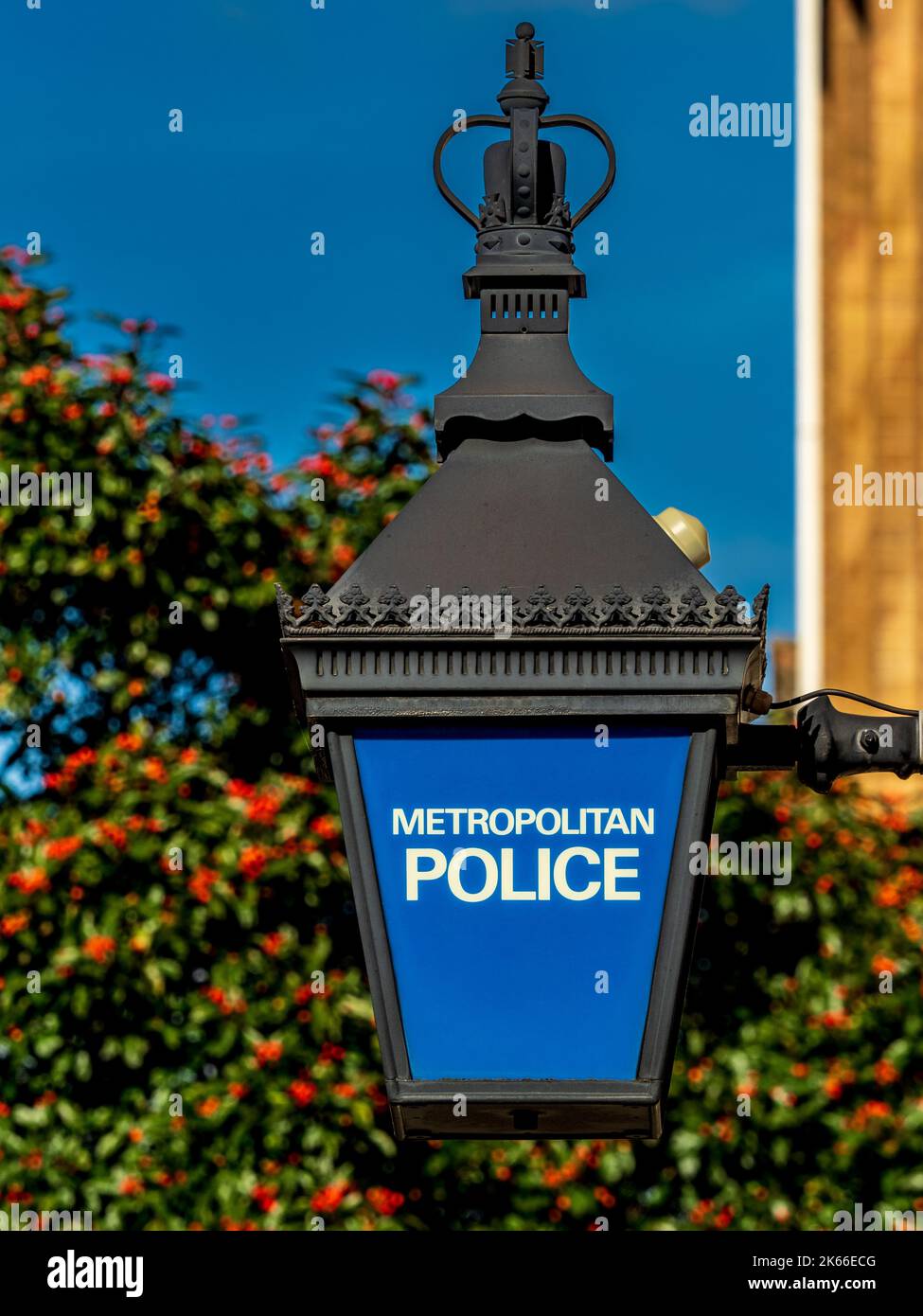 Metropolitan Police Blaue Lampe vor der Holborn Polizeistation im Zentrum von London. Blaue Lampen tauchten erstmals 1861 vor den Londoner Polizeistationen auf. Stockfoto