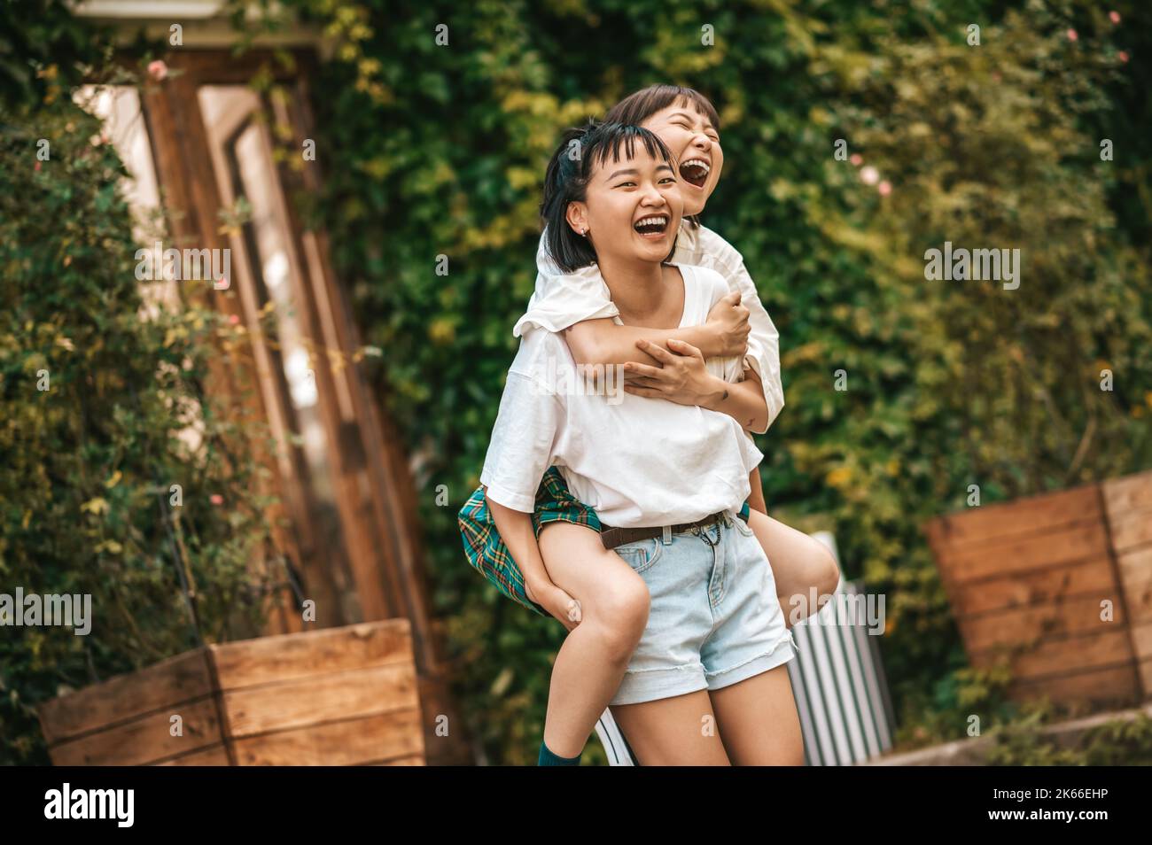 Zwei Mädchen, die Spaß im Park haben und aufgeregt aussehen Stockfoto