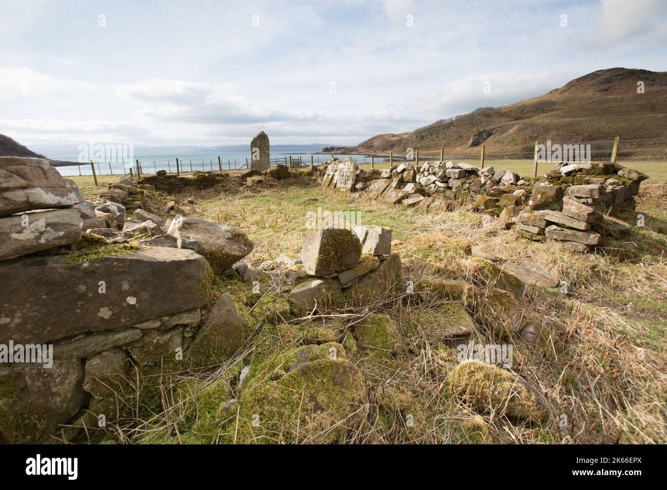 Halbinsel von Ardamurchan, Schottland. Malerischer Blick auf den Cladh Chiarain, den Campbell-Friedhof, in Camas nan Geall. Stockfoto