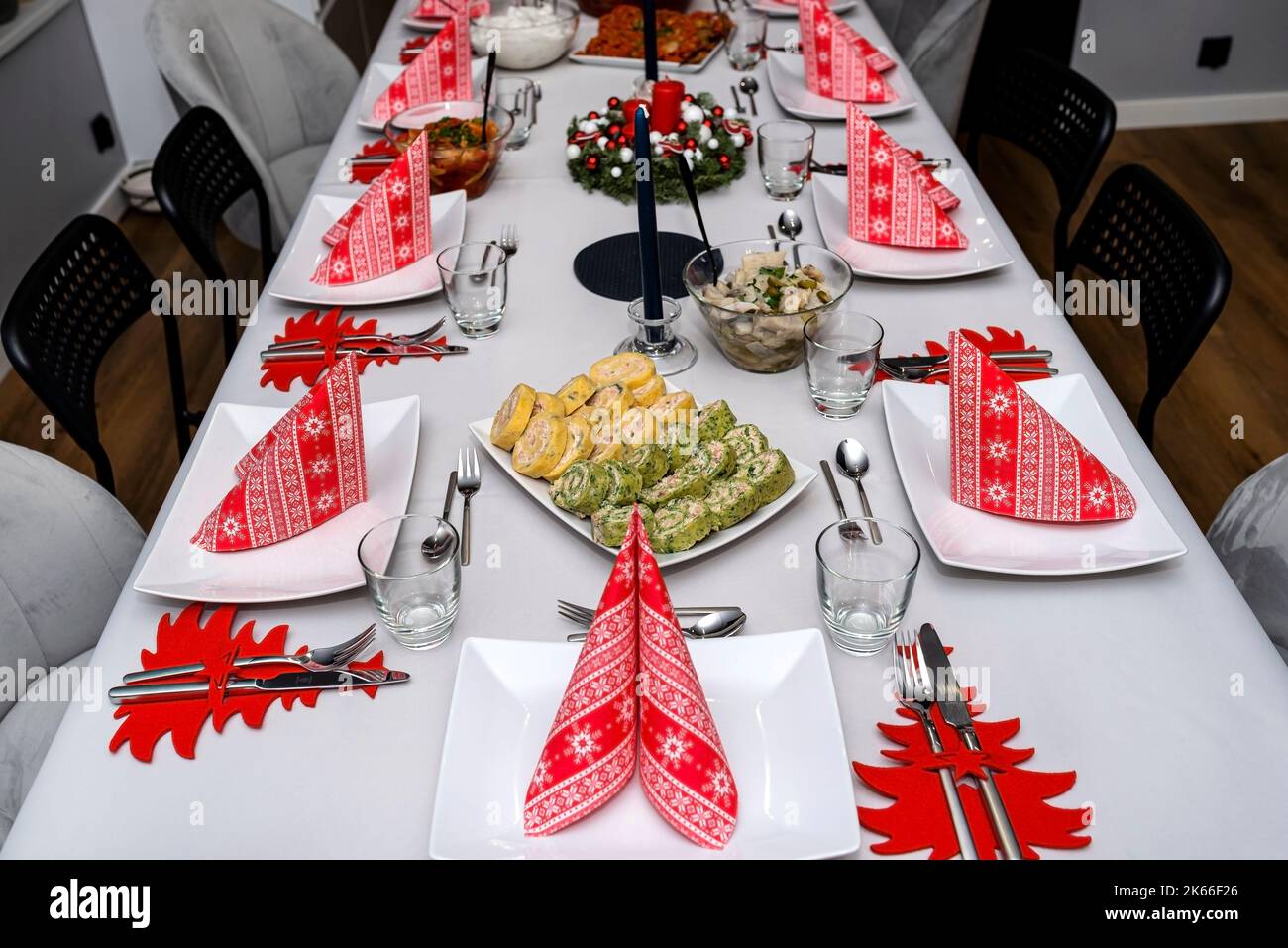Ein Tisch vor dem Abendessen zu Weihnachten in Polen, sichtbare Spinatroulade mit Lachs und Hering in Öl. Stockfoto