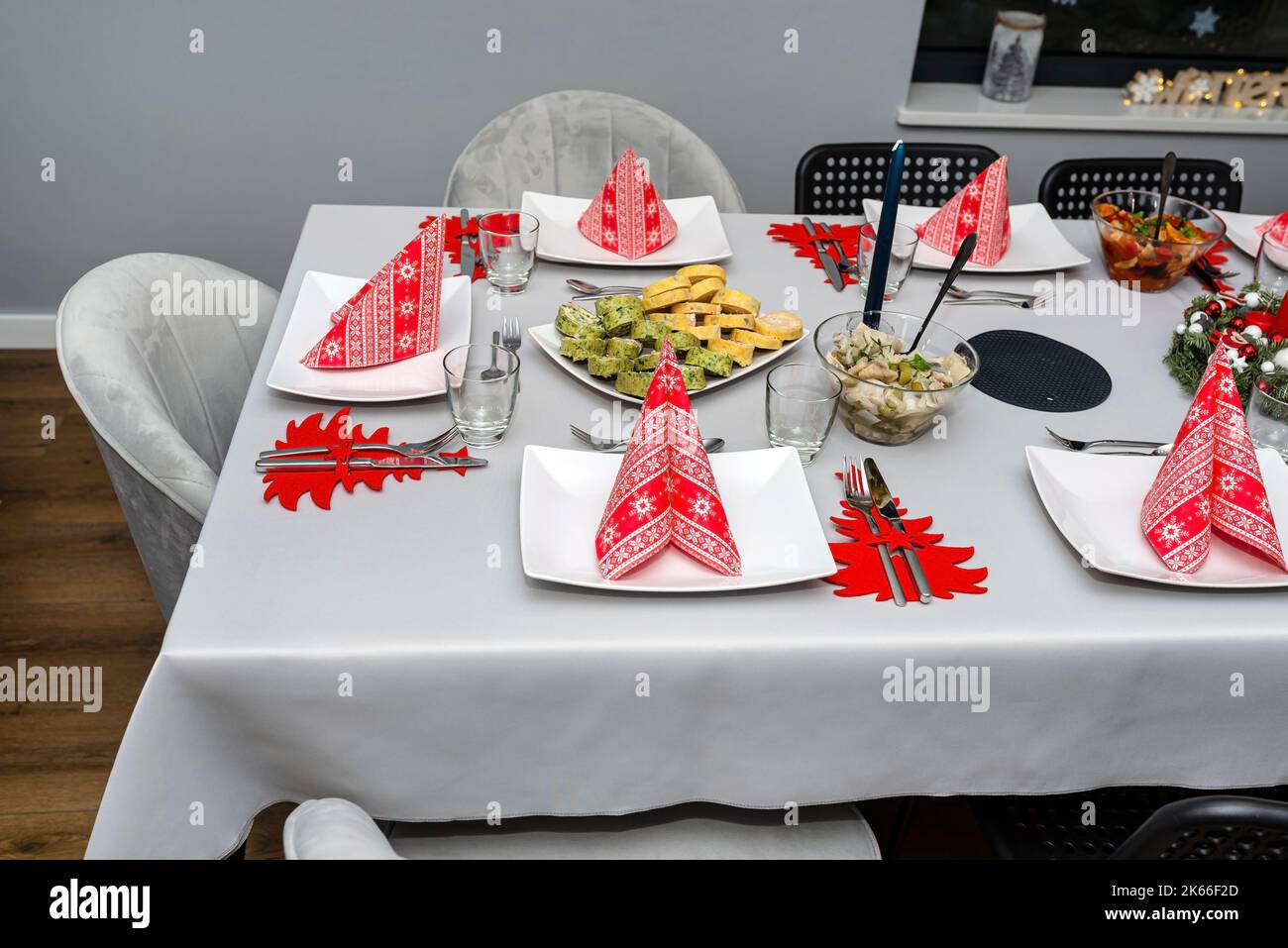 Ein Tisch vor dem Abendessen zu Weihnachten in Polen, sichtbare Spinatroulade mit Lachs und Hering in Öl. Stockfoto