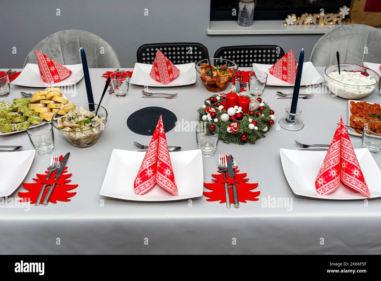 Ein Tisch vor dem Abendessen zu Weihnachten in Polen, sichtbare Spinatroulade mit Lachs und Hering in Öl. Stockfoto