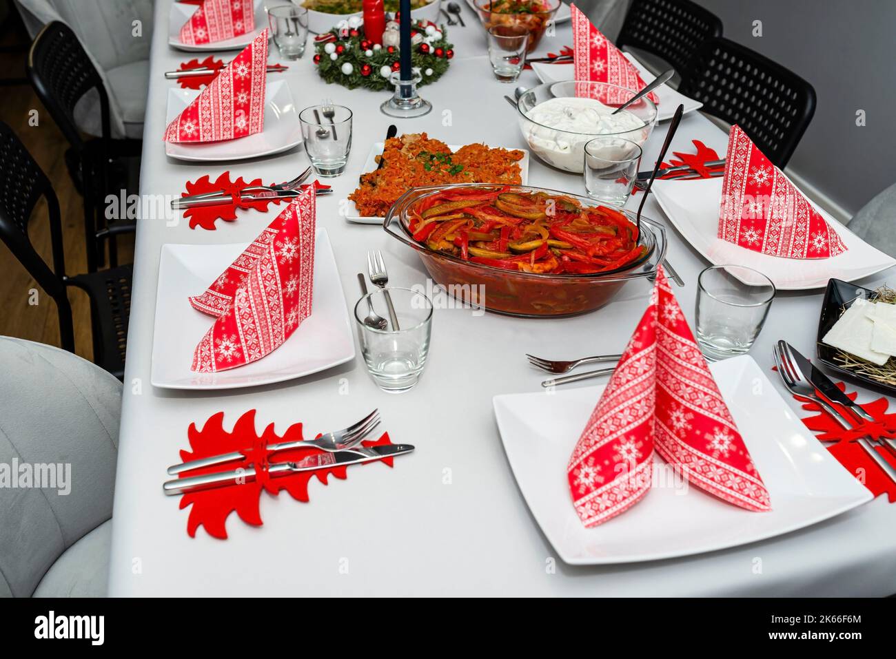 Ein Tisch vor dem Abendessen zu Weihnachten in Polen, sichtbar gebackene Fischfilets in Karottensalat und mit Creme. Stockfoto