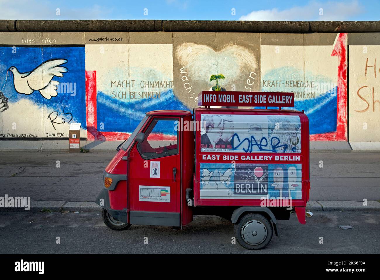 Infomobile East Side Gallery vor den Wandmalereien auf dem Mauerrückstand, East Side Gallery, Deutschland, Berlin Stockfoto