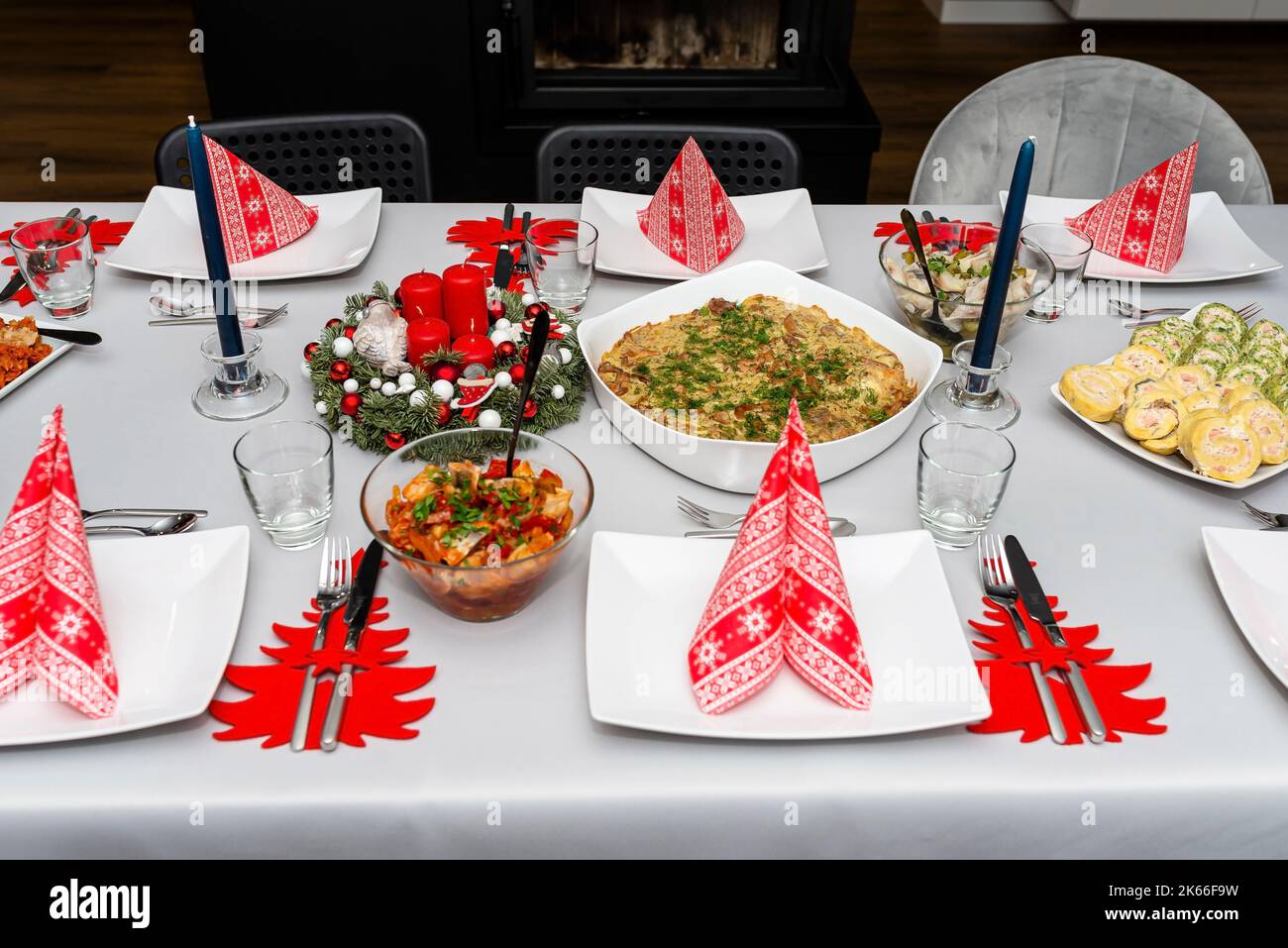 Ein Tisch vor dem Abendessen zu Weihnachten in Polen, sichtbare ...