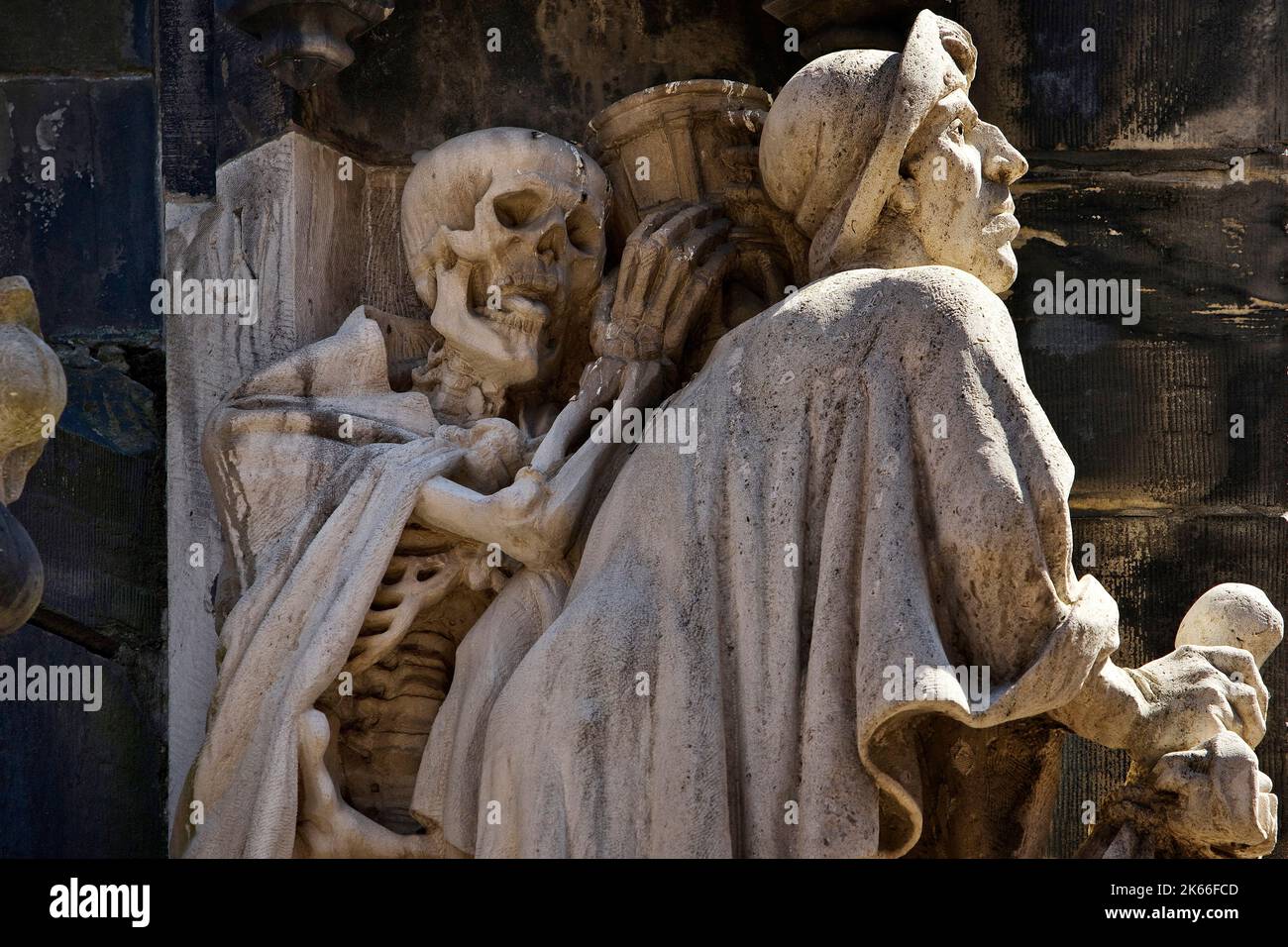 Statue „Tod hinter Jakobus“ am Eingangsportal der Marktkirche, Deutschland, Niedersachsen, Hannover Stockfoto