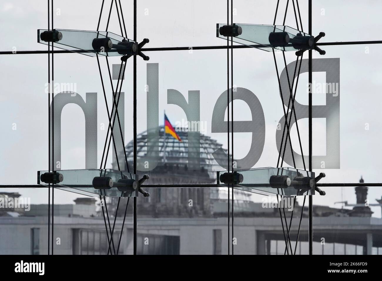 Blick vom Hauptbahnhof mit dem Schriftzug Berlin auf der Glasfassade und dem Reichstag mit deutscher Flagge, Deutschland, Berlin Stockfoto