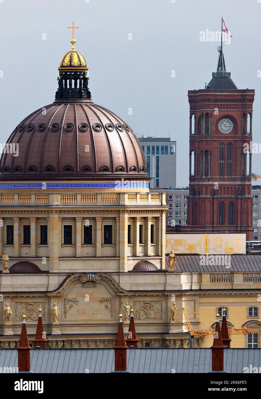 Humboldt Forum und Rotes Rathaus über den Dächern der Stadt, Deutschland, Berlin Stockfoto