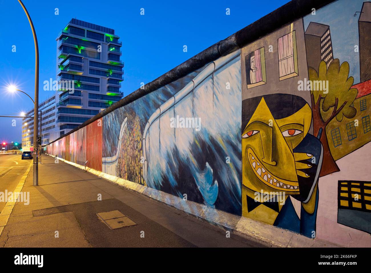 Wandgemälde auf dem Rückstand der Berliner Mauer, East Side Gallery, am Abend, Deutschland, Berlin Stockfoto