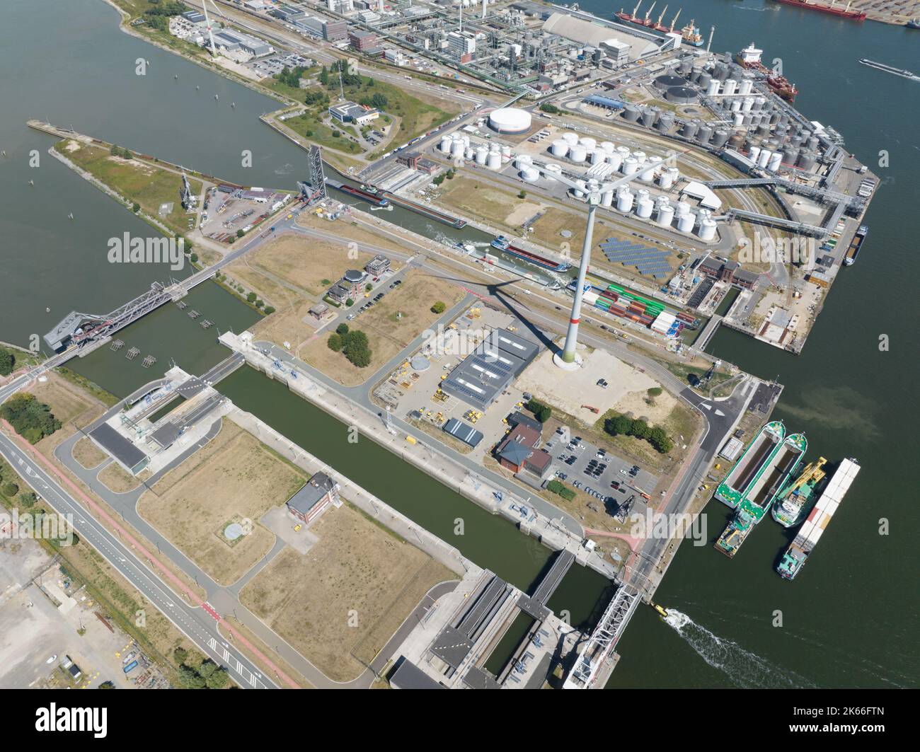 Antwerpen, 9.. August 2022, Belgien. Die Boudewijnsluis ist eine Schleuse im Hafen von Antwerpen. 360 Meter lang, 45 Meter breit. Indoptiral Port Passage Stockfoto