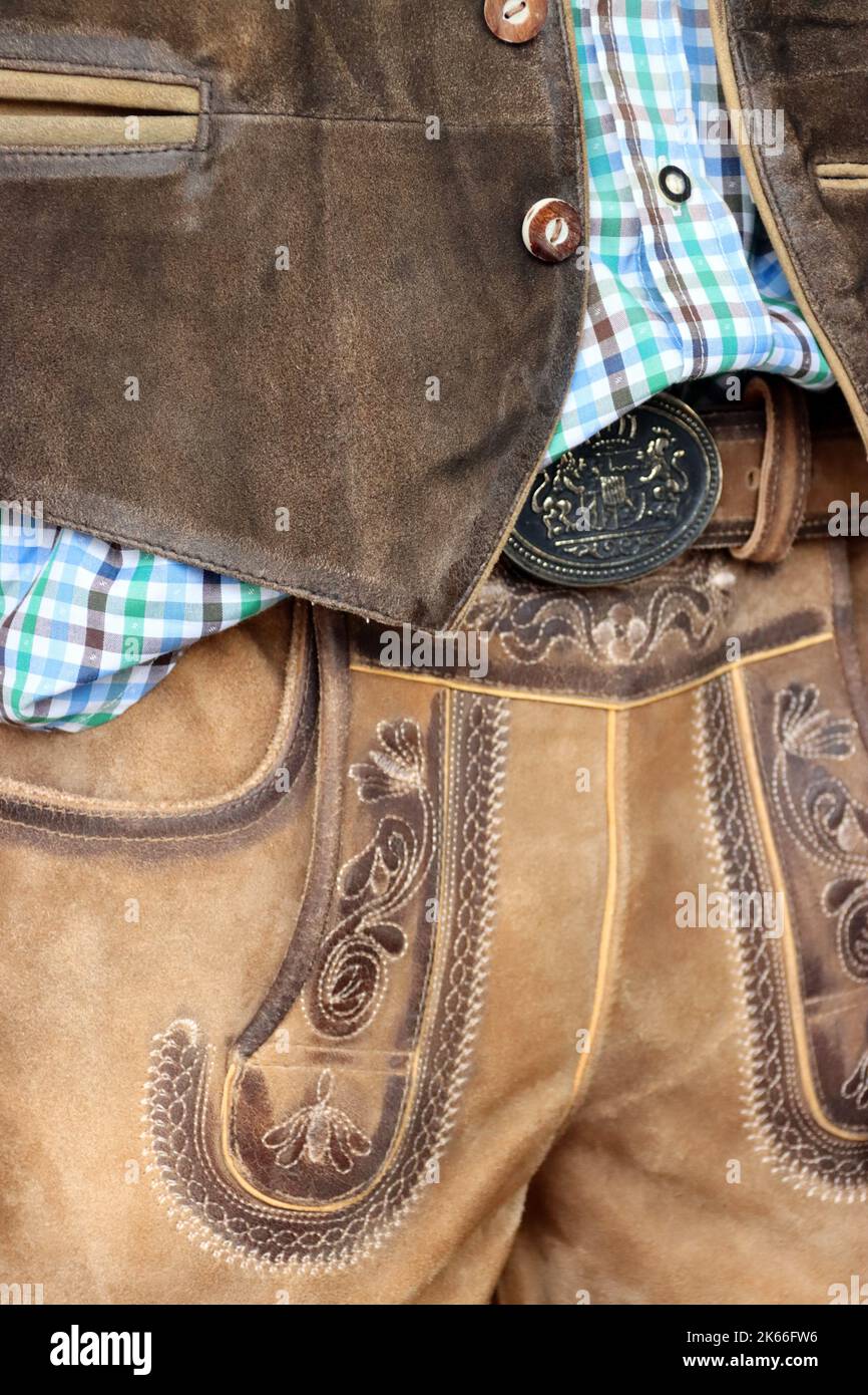 Traditionelle bayerische Alpenlederhosen mit Staghornknöpfen, Österreich, Tirol, St. Johann in Tirol Stockfoto