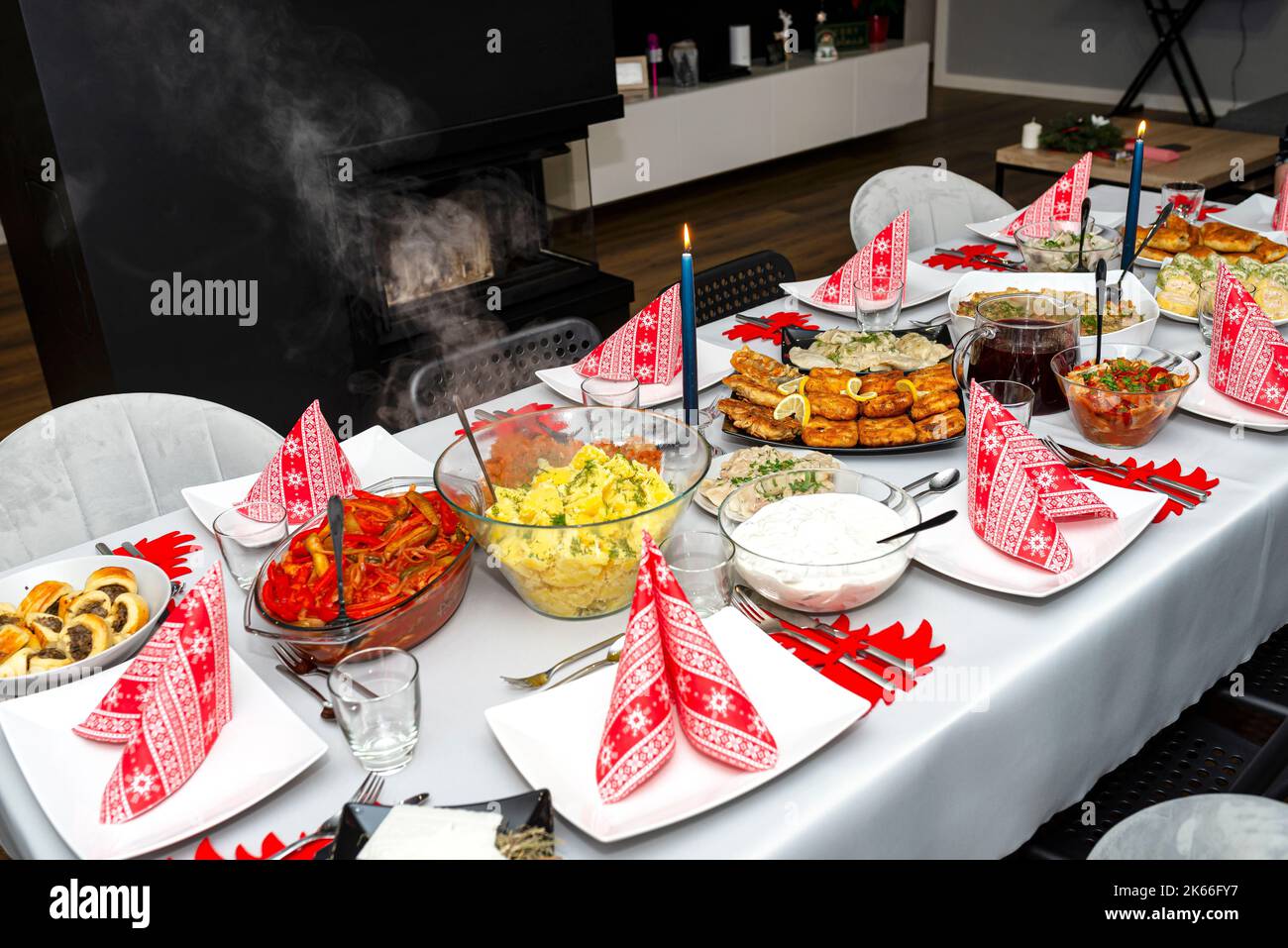 Ein Tisch vor dem Weihnachtsessen mit vielen traditionellen polnischen Gerichten. Stockfoto