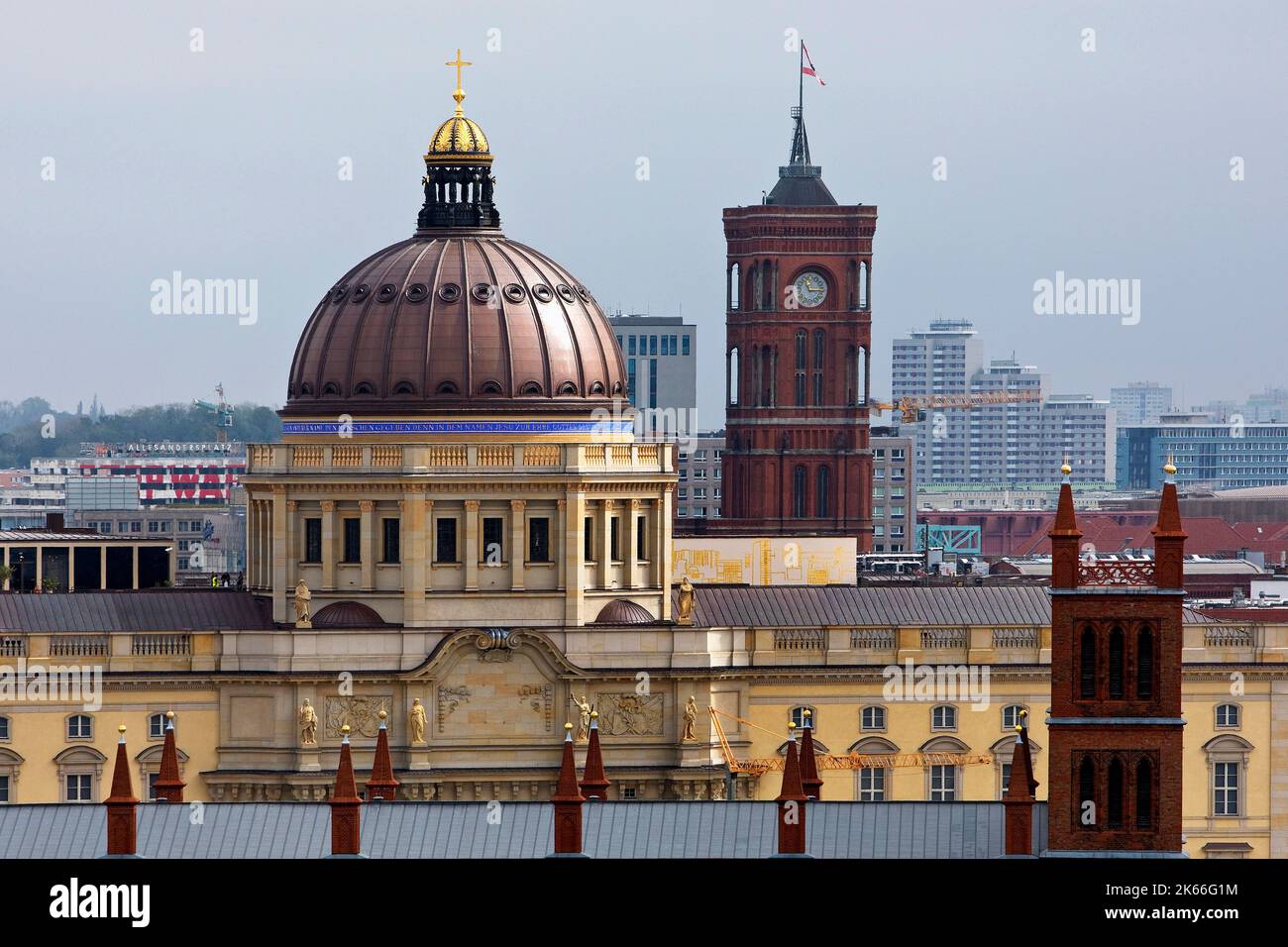 Humboldt Forum und Rotes Rathaus über den Dächern der Stadt, Deutschland, Berlin Stockfoto