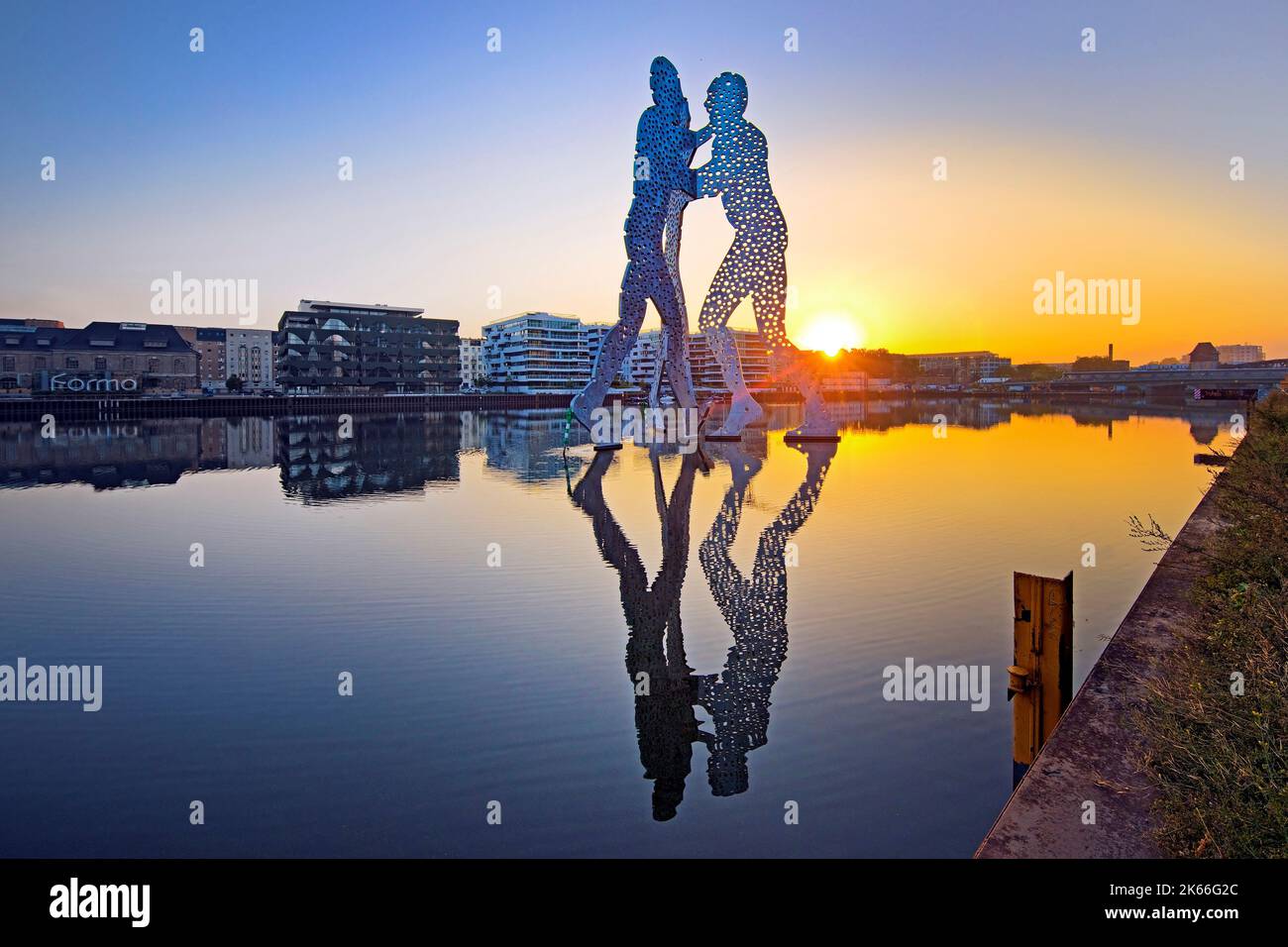 Molecule man, monumentales Kunstwerk in der Spree bei Sonnenaufgang, Deutschland, Berlin Stockfoto