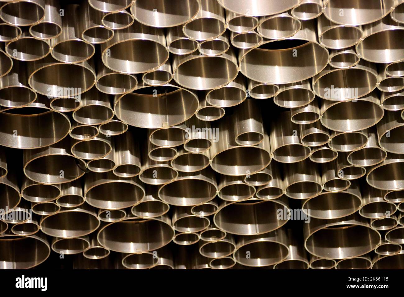 Abstraktes Muster einer Deckenaufhängung aus Metallrohren Stockfoto