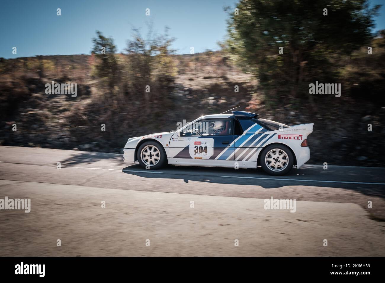 Novella, Korsika, Frankreich - 7.. Oktober 2022: Jacques Loubet und Laurent Loubet treten in ihrem Ford RS200 bei der Tour de Corse Historique 2022 an. Stockfoto