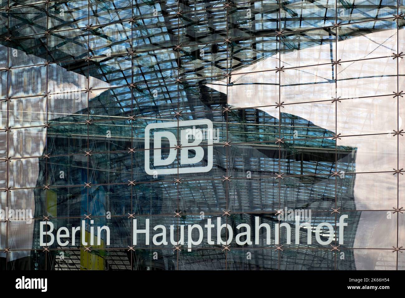 Berliner Hauptbahnhof, Schriftzug in der Glasfassade, Deutschland, Berlin Stockfoto